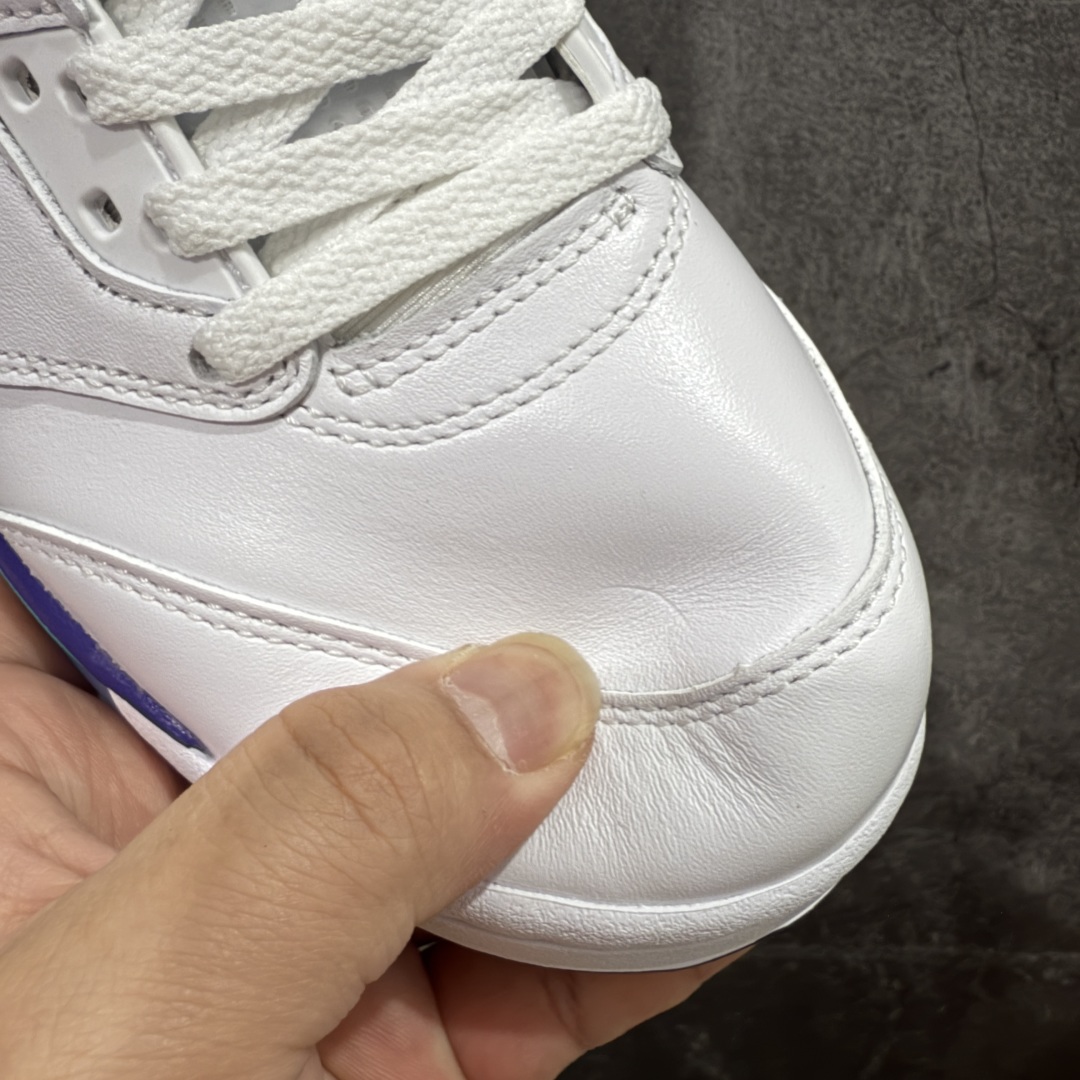 图片[4]-【原厂版本】Air Jordan 5 Retro \”Grape\” 高帮 白紫色 AJ5 乔丹5代 aj5 乔5 高邦 白紫色 乔丹篮球鞋系列 鞋身整体采用白色优质皮革打造，鞋身侧面的透气网格则使用白色呈现，标志性的鲨鱼锯齿元素则采用蓝色点缀，鞋舌部分辅以紫色织物呈现，并且带有蓝色Jumpman Logo点缀；中底可视化透明气垫，后跟Nike Swoosh Logo及Air采用蓝色刺绣点缀，与鞋舌相呼应。中底部分的蓝色鲨鱼齿非常醒目，鞋底使用紫色中底搭配半透明水晶大底呈现，水晶大底下印有蓝色Jumpman Logos，为整个设计收尾。 货号：HQ7978-100 尺码：40 40.5 41 42 42.5 43 44 44.5 45 46 47.5 48.5-选品中心