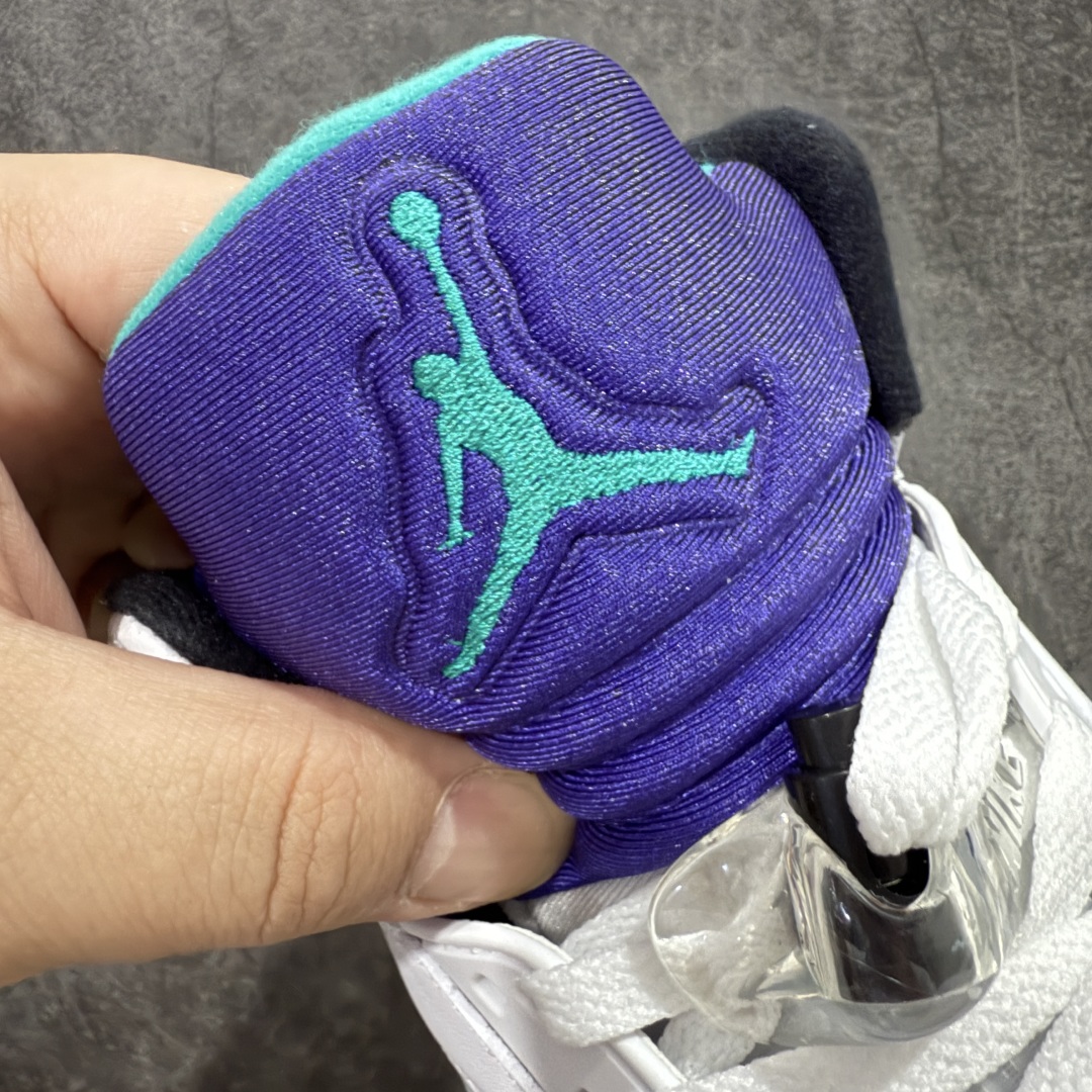图片[5]-【原厂版本】Air Jordan 5 Retro \”Grape\” 高帮 白紫色 AJ5 乔丹5代 aj5 乔5 高邦 白紫色 乔丹篮球鞋系列 鞋身整体采用白色优质皮革打造，鞋身侧面的透气网格则使用白色呈现，标志性的鲨鱼锯齿元素则采用蓝色点缀，鞋舌部分辅以紫色织物呈现，并且带有蓝色Jumpman Logo点缀；中底可视化透明气垫，后跟Nike Swoosh Logo及Air采用蓝色刺绣点缀，与鞋舌相呼应。中底部分的蓝色鲨鱼齿非常醒目，鞋底使用紫色中底搭配半透明水晶大底呈现，水晶大底下印有蓝色Jumpman Logos，为整个设计收尾。 货号：HQ7978-100 尺码：40 40.5 41 42 42.5 43 44 44.5 45 46 47.5 48.5-选品中心