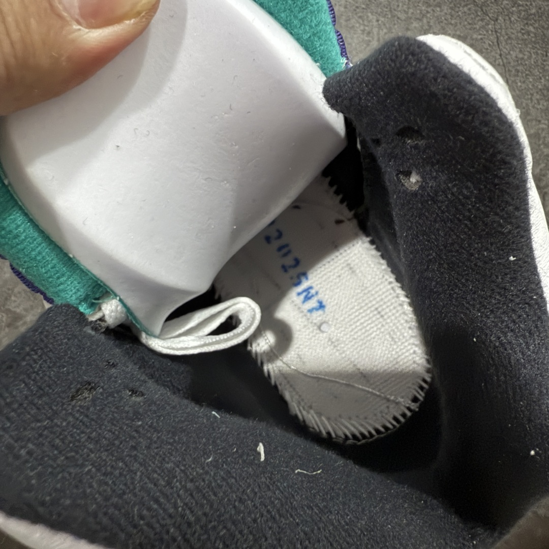 图片[7]-【原厂版本】Air Jordan 5 Retro \”Grape\” 高帮 白紫色 AJ5 乔丹5代 aj5 乔5 高邦 白紫色 乔丹篮球鞋系列 鞋身整体采用白色优质皮革打造，鞋身侧面的透气网格则使用白色呈现，标志性的鲨鱼锯齿元素则采用蓝色点缀，鞋舌部分辅以紫色织物呈现，并且带有蓝色Jumpman Logo点缀；中底可视化透明气垫，后跟Nike Swoosh Logo及Air采用蓝色刺绣点缀，与鞋舌相呼应。中底部分的蓝色鲨鱼齿非常醒目，鞋底使用紫色中底搭配半透明水晶大底呈现，水晶大底下印有蓝色Jumpman Logos，为整个设计收尾。 货号：HQ7978-100 尺码：40 40.5 41 42 42.5 43 44 44.5 45 46 47.5 48.5-选品中心