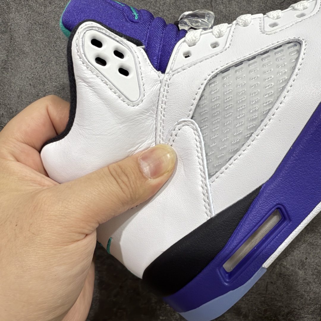 图片[3]-【原厂版本】Air Jordan 5 Retro \”Grape\” 高帮 白紫色 AJ5 乔丹5代 aj5 乔5 高邦 白紫色 乔丹篮球鞋系列 鞋身整体采用白色优质皮革打造，鞋身侧面的透气网格则使用白色呈现，标志性的鲨鱼锯齿元素则采用蓝色点缀，鞋舌部分辅以紫色织物呈现，并且带有蓝色Jumpman Logo点缀；中底可视化透明气垫，后跟Nike Swoosh Logo及Air采用蓝色刺绣点缀，与鞋舌相呼应。中底部分的蓝色鲨鱼齿非常醒目，鞋底使用紫色中底搭配半透明水晶大底呈现，水晶大底下印有蓝色Jumpman Logos，为整个设计收尾。 货号：HQ7978-100 尺码：40 40.5 41 42 42.5 43 44 44.5 45 46 47.5 48.5-选品中心