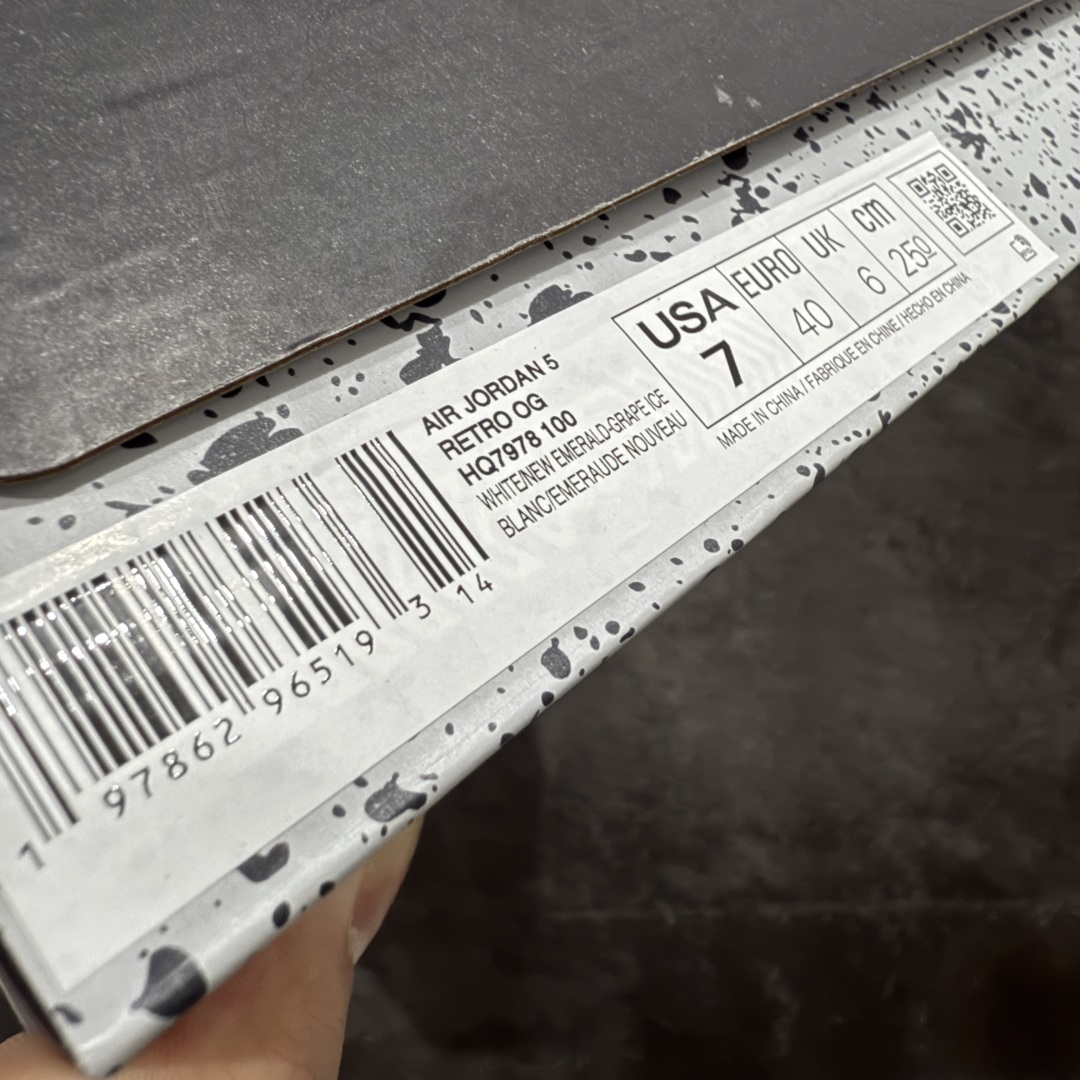 图片[8]-【原厂版本】Air Jordan 5 Retro \”Grape\” 高帮 白紫色 AJ5 乔丹5代 aj5 乔5 高邦 白紫色 乔丹篮球鞋系列 鞋身整体采用白色优质皮革打造，鞋身侧面的透气网格则使用白色呈现，标志性的鲨鱼锯齿元素则采用蓝色点缀，鞋舌部分辅以紫色织物呈现，并且带有蓝色Jumpman Logo点缀；中底可视化透明气垫，后跟Nike Swoosh Logo及Air采用蓝色刺绣点缀，与鞋舌相呼应。中底部分的蓝色鲨鱼齿非常醒目，鞋底使用紫色中底搭配半透明水晶大底呈现，水晶大底下印有蓝色Jumpman Logos，为整个设计收尾。 货号：HQ7978-100 尺码：40 40.5 41 42 42.5 43 44 44.5 45 46 47.5 48.5-选品中心