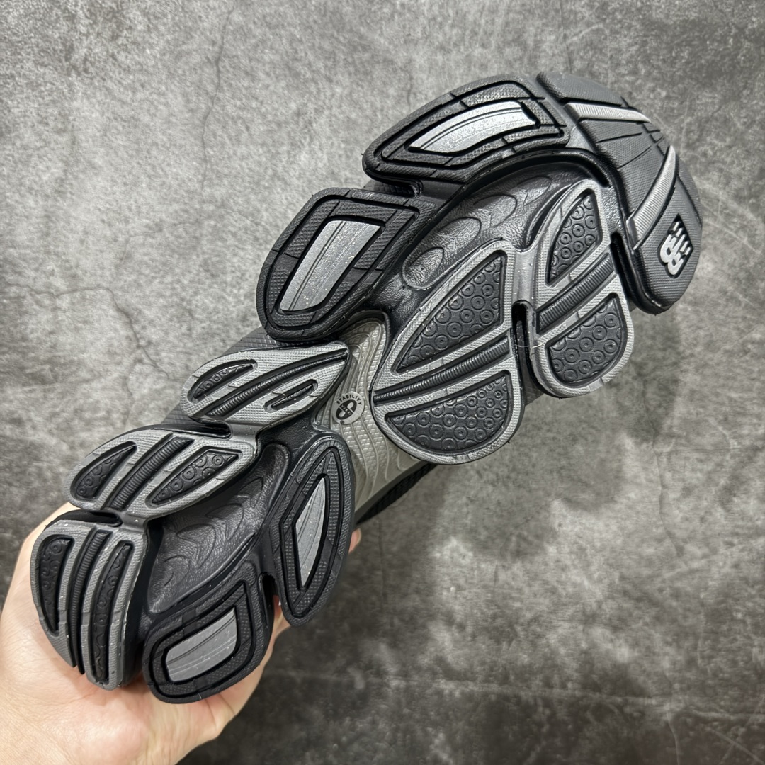 图片[9]-【公司级】New Balance NB2000 舒适百搭防滑耐磨低帮 休闲跑步鞋 New Balance 在近两年的球鞋市场屡出奇招，在经典鞋型保持进一步增长的同时，推出的每一款新鞋型也都有傲人的战绩。在 327、9060 等鞋型获得成功之后，今天 New Balance 家族又迎来了新鲜血液的注入。这双New Balance 2000 依然是融合了新旧元素的跑鞋造型，命名为 2000，或许是它的设计理念有着 Y2K 的血统。最大的亮点，在于这双鞋的中底。外侧以五个ABZORB 单元，带来极具辨识度和冲击力的视觉效果，让这双鞋在外观和脚感方面都颇具吸引力。 尺码：36 37 37.5 38 38.5 39 40 40.5 41 42 42.5 43 44 45-选品中心