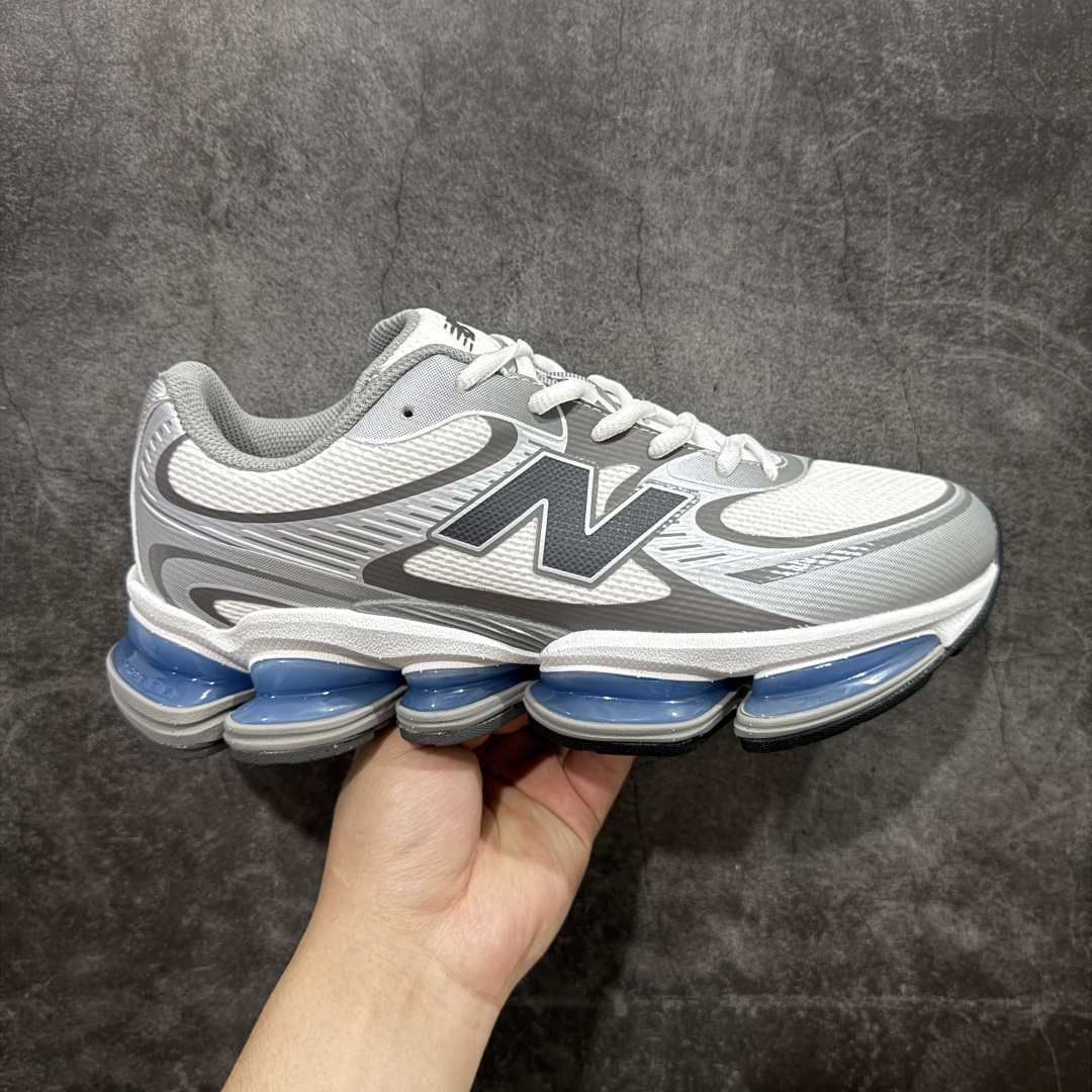 【公司级】New Balance NB2000 舒适百搭防滑耐磨低帮 休闲跑步鞋 New Balance 在近两年的球鞋市场屡出奇招,在经典鞋型保持进一步增长的同时,推出的每一款新鞋型也都有傲人的战绩。在 327、9060 等鞋型获得成功之后,今天 New Balance 家族又迎来了新鲜血液的注入。这双New Balance 2000 依然是融合了新旧元素的跑鞋造型,命名为 2000,或许是它的设计理念有着 Y2K 的血统。最大的亮点,在于这双鞋的中底。外侧以五个ABZORB 单元,带来极具辨识度和冲击力的视觉效果,让这双鞋在外观和脚感方面都颇具吸引力。 尺码:36 37 37.5 38 38.5 39 40 40.5 41 42 42.5 43 44 45-选品中心