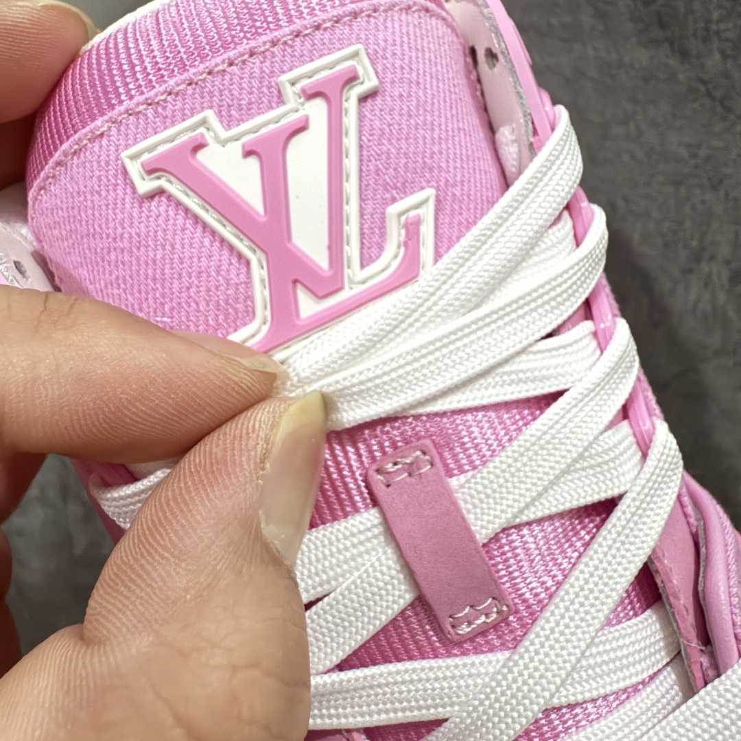 图片[6]-【海淘代购升级版】 现货当天可取 LV Trainer系列高奢运动鞋 粉牛仔 新款芯片顶级 潮人必备单品 同步ZP官网空胶工艺 鞋舌、挂饰均镶嵌NFC芯片感应装置 正确胶片断点式设计 中底正确还原原版油印字母比例 1：1原楦格板、楦头、刀磨全新升级！ 独家订制顶级压纹麂皮 原版开模TPU大底 质感原版一致 垫脚聚米微料加透气英伦网布 披靡市场任何版本！细节完美呈现！ 代购指定版本 全新升级最新双盒包装 扫码秒进官网！ 全套包装配件同比原版 尺码： 35-40-选品中心