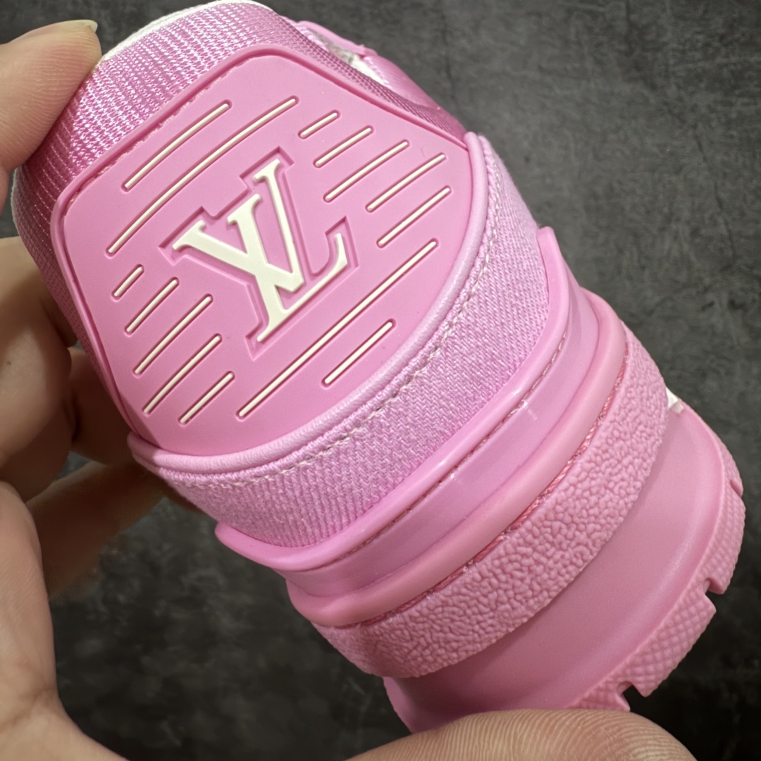 图片[2]-【海淘代购升级版】 现货当天可取 LV Trainer系列高奢运动鞋 粉牛仔 新款芯片顶级 潮人必备单品 同步ZP官网空胶工艺 鞋舌、挂饰均镶嵌NFC芯片感应装置 正确胶片断点式设计 中底正确还原原版油印字母比例 1：1原楦格板、楦头、刀磨全新升级！ 独家订制顶级压纹麂皮 原版开模TPU大底 质感原版一致 垫脚聚米微料加透气英伦网布 披靡市场任何版本！细节完美呈现！ 代购指定版本 全新升级最新双盒包装 扫码秒进官网！ 全套包装配件同比原版 尺码： 35-40-选品中心