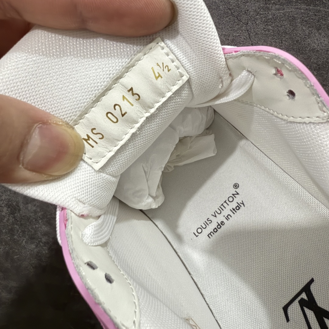 图片[7]-【海淘代购升级版】 现货当天可取 LV Trainer系列高奢运动鞋 粉牛仔 新款芯片顶级 潮人必备单品 同步ZP官网空胶工艺 鞋舌、挂饰均镶嵌NFC芯片感应装置 正确胶片断点式设计 中底正确还原原版油印字母比例 1：1原楦格板、楦头、刀磨全新升级！ 独家订制顶级压纹麂皮 原版开模TPU大底 质感原版一致 垫脚聚米微料加透气英伦网布 披靡市场任何版本！细节完美呈现！ 代购指定版本 全新升级最新双盒包装 扫码秒进官网！ 全套包装配件同比原版 尺码： 35-40-选品中心