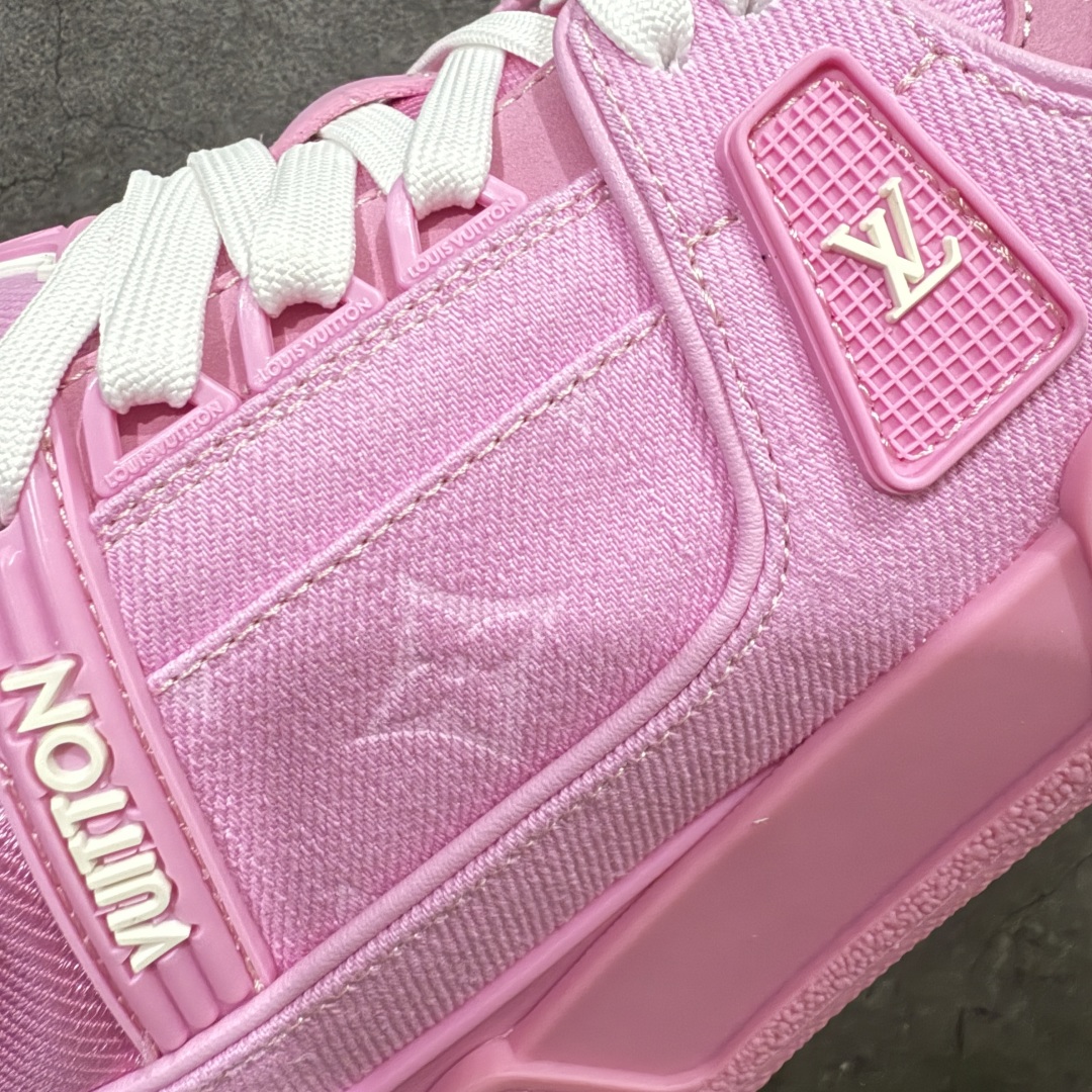 图片[4]-【海淘代购升级版】 现货当天可取 LV Trainer系列高奢运动鞋 粉牛仔 新款芯片顶级 潮人必备单品 同步ZP官网空胶工艺 鞋舌、挂饰均镶嵌NFC芯片感应装置 正确胶片断点式设计 中底正确还原原版油印字母比例 1：1原楦格板、楦头、刀磨全新升级！ 独家订制顶级压纹麂皮 原版开模TPU大底 质感原版一致 垫脚聚米微料加透气英伦网布 披靡市场任何版本！细节完美呈现！ 代购指定版本 全新升级最新双盒包装 扫码秒进官网！ 全套包装配件同比原版 尺码： 35-40-选品中心