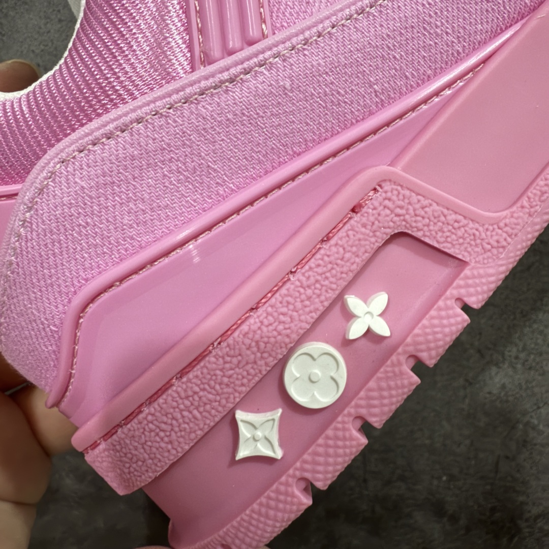 图片[3]-【海淘代购升级版】 现货当天可取 LV Trainer系列高奢运动鞋 粉牛仔 新款芯片顶级 潮人必备单品 同步ZP官网空胶工艺 鞋舌、挂饰均镶嵌NFC芯片感应装置 正确胶片断点式设计 中底正确还原原版油印字母比例 1：1原楦格板、楦头、刀磨全新升级！ 独家订制顶级压纹麂皮 原版开模TPU大底 质感原版一致 垫脚聚米微料加透气英伦网布 披靡市场任何版本！细节完美呈现！ 代购指定版本 全新升级最新双盒包装 扫码秒进官网！ 全套包装配件同比原版 尺码： 35-40-选品中心