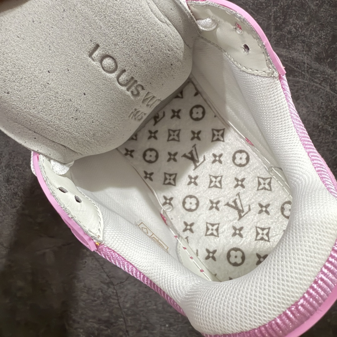 图片[9]-【海淘代购升级版】 现货当天可取 LV Trainer系列高奢运动鞋 粉牛仔 新款芯片顶级 潮人必备单品 同步ZP官网空胶工艺 鞋舌、挂饰均镶嵌NFC芯片感应装置 正确胶片断点式设计 中底正确还原原版油印字母比例 1：1原楦格板、楦头、刀磨全新升级！ 独家订制顶级压纹麂皮 原版开模TPU大底 质感原版一致 垫脚聚米微料加透气英伦网布 披靡市场任何版本！细节完美呈现！ 代购指定版本 全新升级最新双盒包装 扫码秒进官网！ 全套包装配件同比原版 尺码： 35-40-选品中心