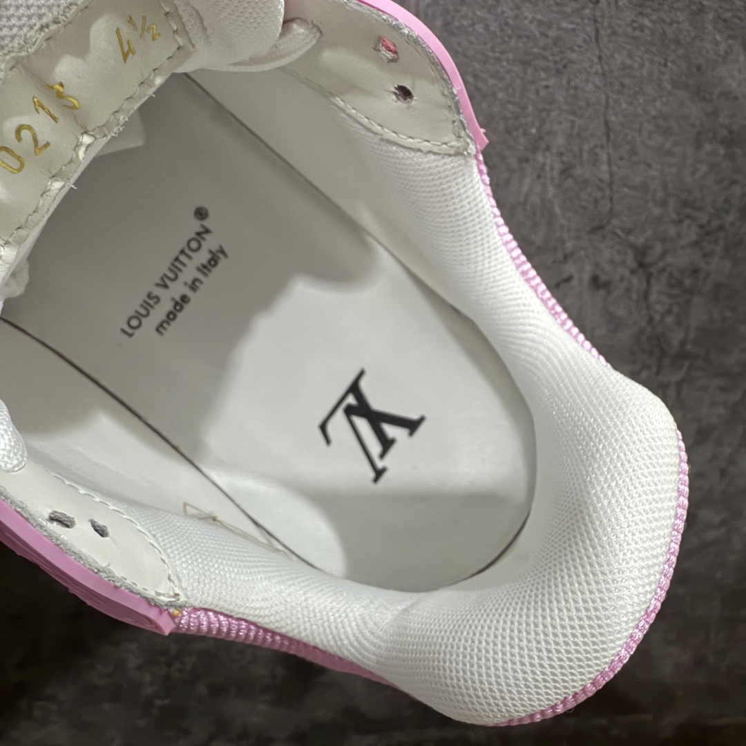 图片[8]-【海淘代购升级版】 现货当天可取 LV Trainer系列高奢运动鞋 粉牛仔 新款芯片顶级 潮人必备单品 同步ZP官网空胶工艺 鞋舌、挂饰均镶嵌NFC芯片感应装置 正确胶片断点式设计 中底正确还原原版油印字母比例 1：1原楦格板、楦头、刀磨全新升级！ 独家订制顶级压纹麂皮 原版开模TPU大底 质感原版一致 垫脚聚米微料加透气英伦网布 披靡市场任何版本！细节完美呈现！ 代购指定版本 全新升级最新双盒包装 扫码秒进官网！ 全套包装配件同比原版 尺码： 35-40-选品中心