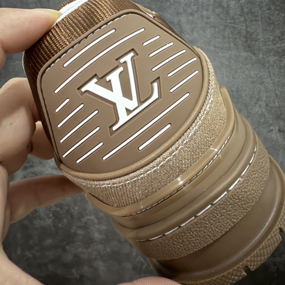 图片[2]-【海淘代购升级版】 现货当天可取 LV Trainer系列高奢运动鞋 棕牛仔 新款芯片顶级 潮人必备单品 同步ZP官网空胶工艺 鞋舌、挂饰均镶嵌NFC芯片感应装置 正确胶片断点式设计 中底正确还原原版油印字母比例 1：1原楦格板、楦头、刀磨全新升级！ 独家订制顶级压纹麂皮 原版开模TPU大底 质感原版一致 垫脚聚米微料加透气英伦网布 披靡市场任何版本！细节完美呈现！ 代购指定版本 全新升级最新双盒包装 扫码秒进官网！ 全套包装配件同比原版 尺码： 38-46-选品中心