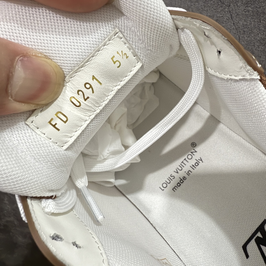 图片[7]-【海淘代购升级版】 现货当天可取 LV Trainer系列高奢运动鞋 棕牛仔 新款芯片顶级 潮人必备单品 同步ZP官网空胶工艺 鞋舌、挂饰均镶嵌NFC芯片感应装置 正确胶片断点式设计 中底正确还原原版油印字母比例 1：1原楦格板、楦头、刀磨全新升级！ 独家订制顶级压纹麂皮 原版开模TPU大底 质感原版一致 垫脚聚米微料加透气英伦网布 披靡市场任何版本！细节完美呈现！ 代购指定版本 全新升级最新双盒包装 扫码秒进官网！ 全套包装配件同比原版 尺码： 38-46-选品中心