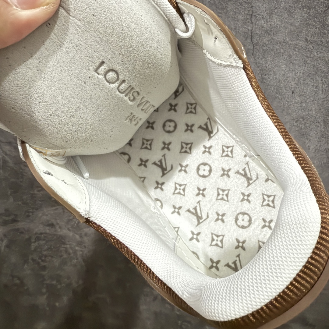 图片[9]-【海淘代购升级版】 现货当天可取 LV Trainer系列高奢运动鞋 棕牛仔 新款芯片顶级 潮人必备单品 同步ZP官网空胶工艺 鞋舌、挂饰均镶嵌NFC芯片感应装置 正确胶片断点式设计 中底正确还原原版油印字母比例 1：1原楦格板、楦头、刀磨全新升级！ 独家订制顶级压纹麂皮 原版开模TPU大底 质感原版一致 垫脚聚米微料加透气英伦网布 披靡市场任何版本！细节完美呈现！ 代购指定版本 全新升级最新双盒包装 扫码秒进官网！ 全套包装配件同比原版 尺码： 38-46-选品中心