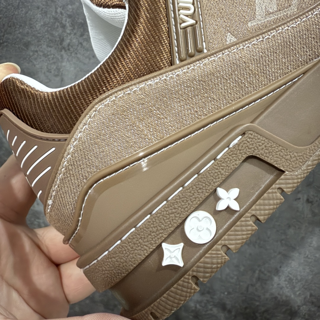 图片[3]-【海淘代购升级版】 现货当天可取 LV Trainer系列高奢运动鞋 棕牛仔 新款芯片顶级 潮人必备单品 同步ZP官网空胶工艺 鞋舌、挂饰均镶嵌NFC芯片感应装置 正确胶片断点式设计 中底正确还原原版油印字母比例 1：1原楦格板、楦头、刀磨全新升级！ 独家订制顶级压纹麂皮 原版开模TPU大底 质感原版一致 垫脚聚米微料加透气英伦网布 披靡市场任何版本！细节完美呈现！ 代购指定版本 全新升级最新双盒包装 扫码秒进官网！ 全套包装配件同比原版 尺码： 38-46-选品中心