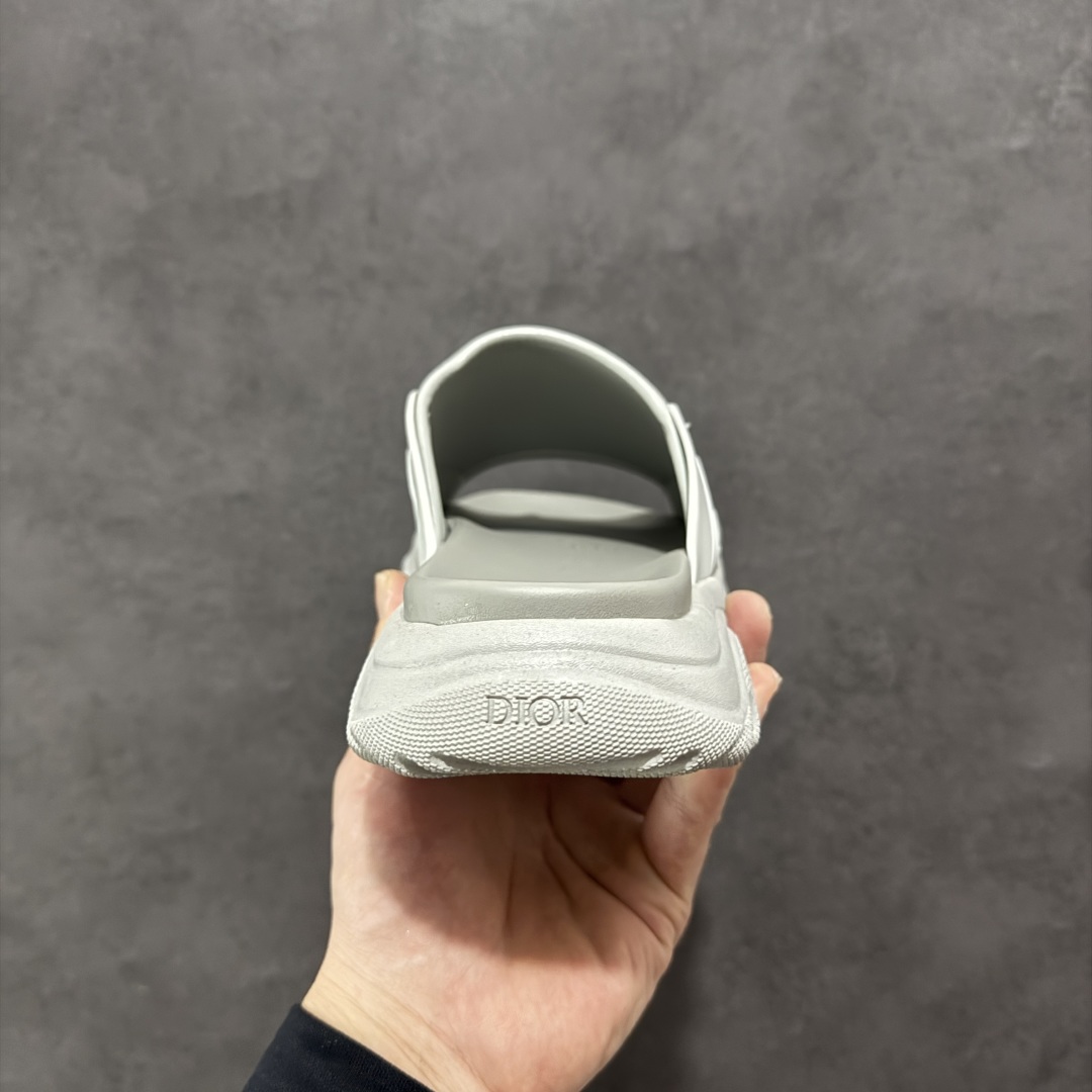 图片[4]-【广东纯原版本】Dior迪奥最新款H-Town系列Oblique厚底拖鞋凉鞋 原版购入开发做货这款DiorH-Town凉鞋致敬运动风格经典标识，彰显Dior的高订精神。采用黑色橡胶精心制作，Oblique印花鞋面，饰以同色调牛皮革细节提升格调。橡胶鞋底融入多种元素，饰以Dior标志更显精致，彰显未来主义风格。可与短裤或牛仔裤搭配穿着，配合送专柜精美包装🛍 尺码：39 40 41 42 43 44 45-选品中心