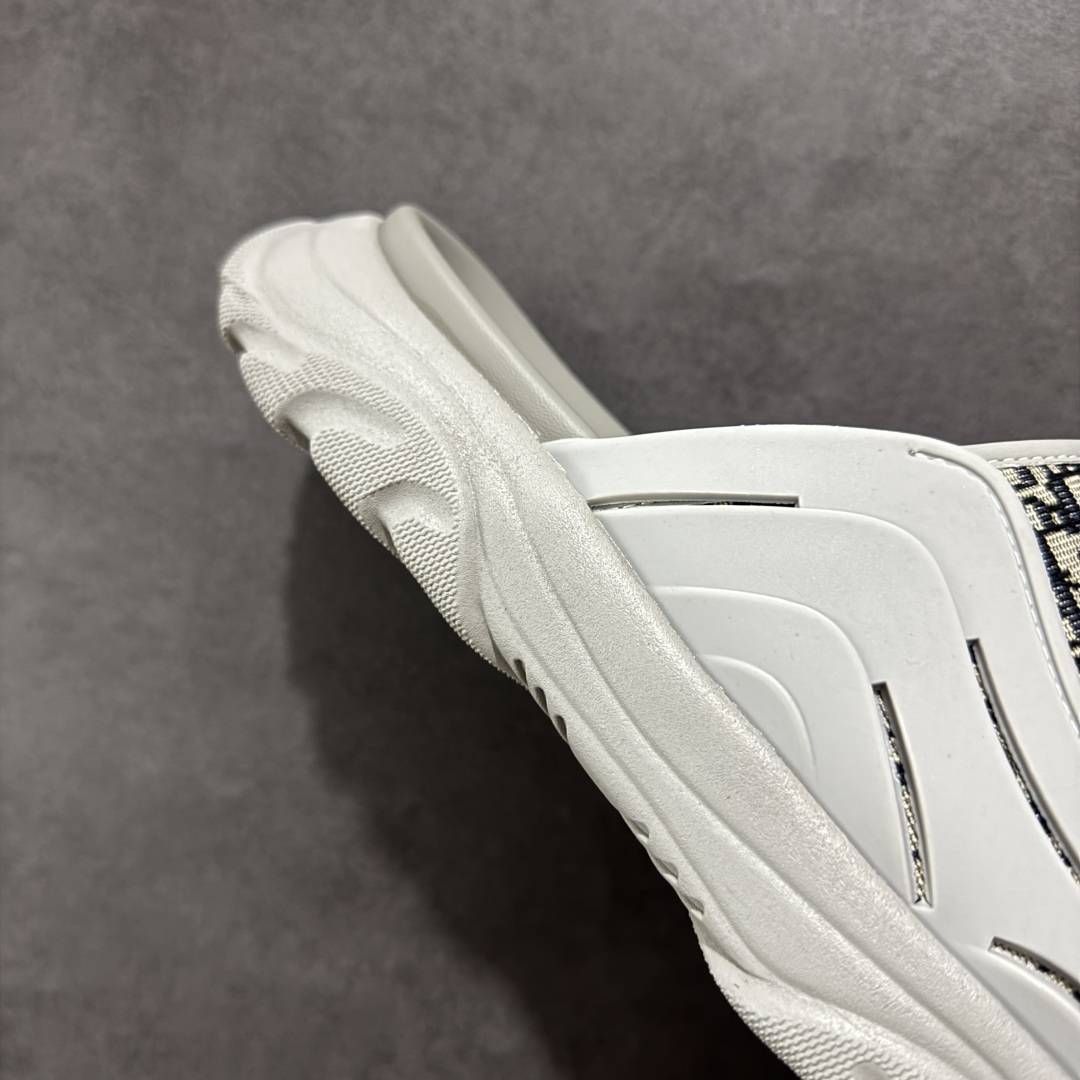 图片[6]-【广东纯原版本】Dior迪奥最新款H-Town系列Oblique厚底拖鞋凉鞋 原版购入开发做货这款DiorH-Town凉鞋致敬运动风格经典标识，彰显Dior的高订精神。采用黑色橡胶精心制作，Oblique印花鞋面，饰以同色调牛皮革细节提升格调。橡胶鞋底融入多种元素，饰以Dior标志更显精致，彰显未来主义风格。可与短裤或牛仔裤搭配穿着，配合送专柜精美包装🛍 尺码：39 40 41 42 43 44 45-选品中心