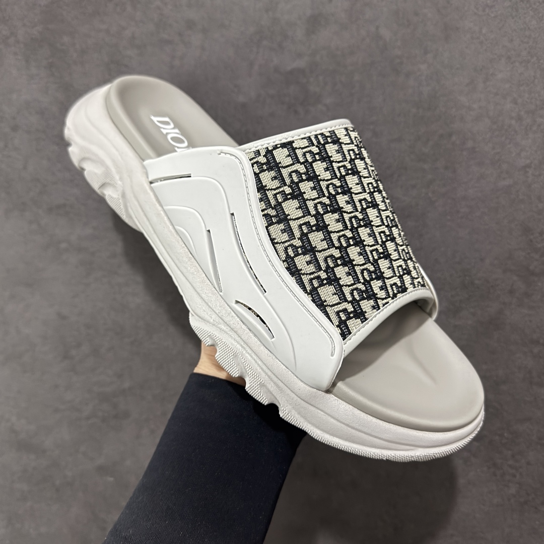 图片[3]-【广东纯原版本】Dior迪奥最新款H-Town系列Oblique厚底拖鞋凉鞋 原版购入开发做货这款DiorH-Town凉鞋致敬运动风格经典标识，彰显Dior的高订精神。采用黑色橡胶精心制作，Oblique印花鞋面，饰以同色调牛皮革细节提升格调。橡胶鞋底融入多种元素，饰以Dior标志更显精致，彰显未来主义风格。可与短裤或牛仔裤搭配穿着，配合送专柜精美包装🛍 尺码：39 40 41 42 43 44 45-选品中心