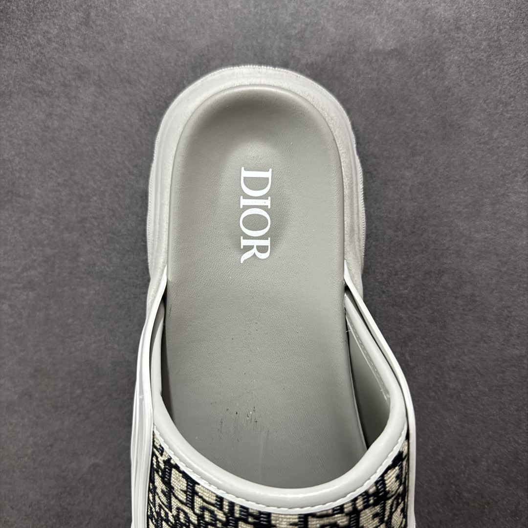 图片[7]-【广东纯原版本】Dior迪奥最新款H-Town系列Oblique厚底拖鞋凉鞋 原版购入开发做货这款DiorH-Town凉鞋致敬运动风格经典标识，彰显Dior的高订精神。采用黑色橡胶精心制作，Oblique印花鞋面，饰以同色调牛皮革细节提升格调。橡胶鞋底融入多种元素，饰以Dior标志更显精致，彰显未来主义风格。可与短裤或牛仔裤搭配穿着，配合送专柜精美包装🛍 尺码：39 40 41 42 43 44 45-选品中心