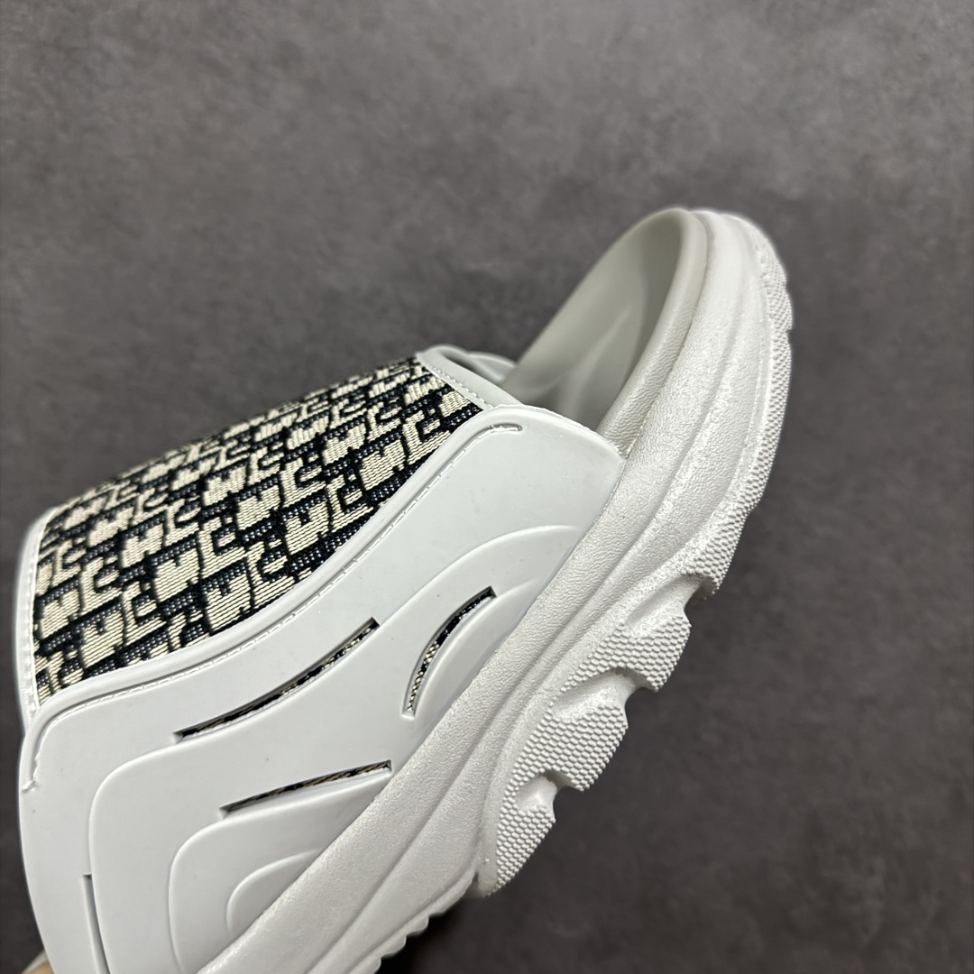 图片[5]-【广东纯原版本】Dior迪奥最新款H-Town系列Oblique厚底拖鞋凉鞋 原版购入开发做货这款DiorH-Town凉鞋致敬运动风格经典标识，彰显Dior的高订精神。采用黑色橡胶精心制作，Oblique印花鞋面，饰以同色调牛皮革细节提升格调。橡胶鞋底融入多种元素，饰以Dior标志更显精致，彰显未来主义风格。可与短裤或牛仔裤搭配穿着，配合送专柜精美包装🛍 尺码：39 40 41 42 43 44 45-选品中心