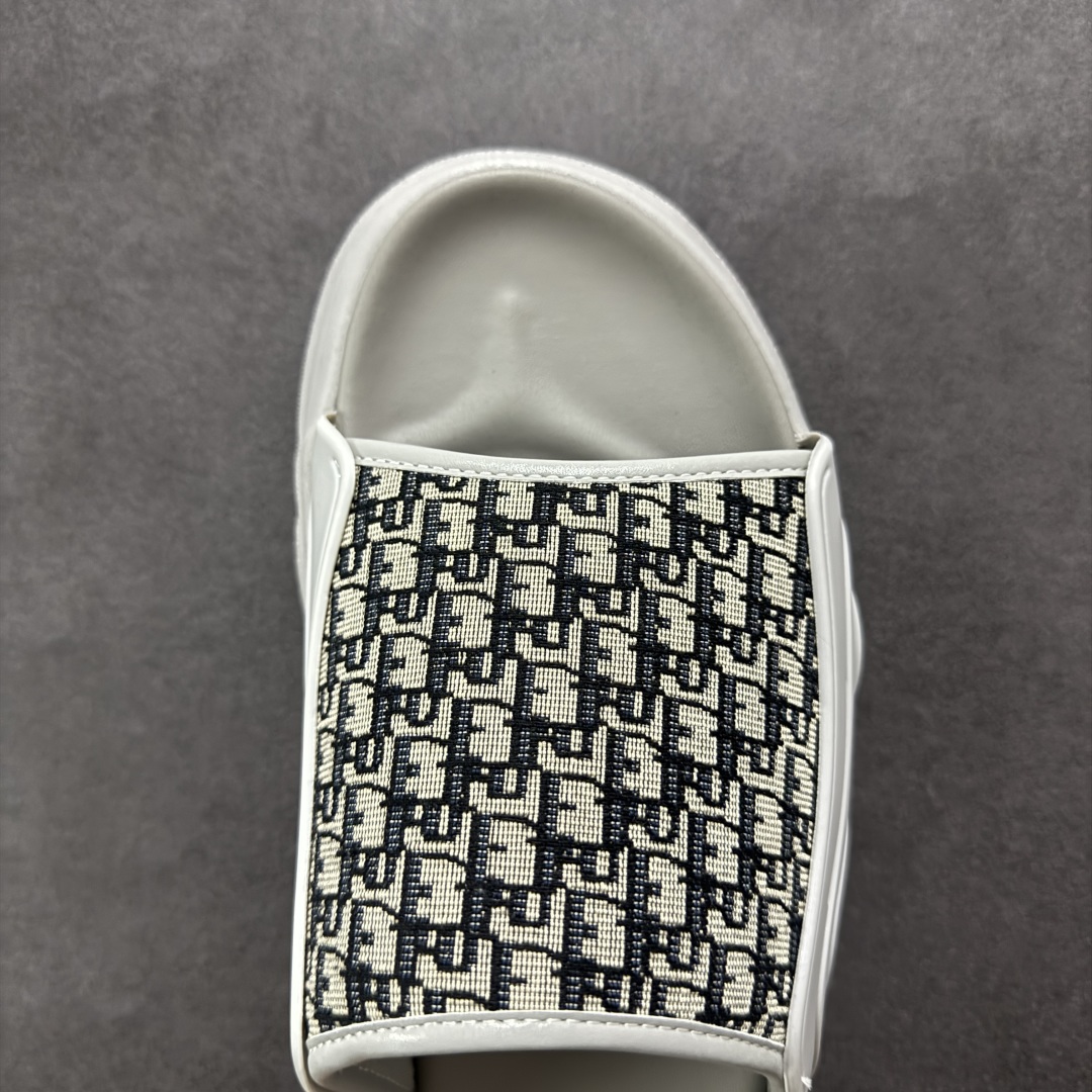 图片[8]-【广东纯原版本】Dior迪奥最新款H-Town系列Oblique厚底拖鞋凉鞋 原版购入开发做货这款DiorH-Town凉鞋致敬运动风格经典标识，彰显Dior的高订精神。采用黑色橡胶精心制作，Oblique印花鞋面，饰以同色调牛皮革细节提升格调。橡胶鞋底融入多种元素，饰以Dior标志更显精致，彰显未来主义风格。可与短裤或牛仔裤搭配穿着，配合送专柜精美包装🛍 尺码：39 40 41 42 43 44 45-选品中心