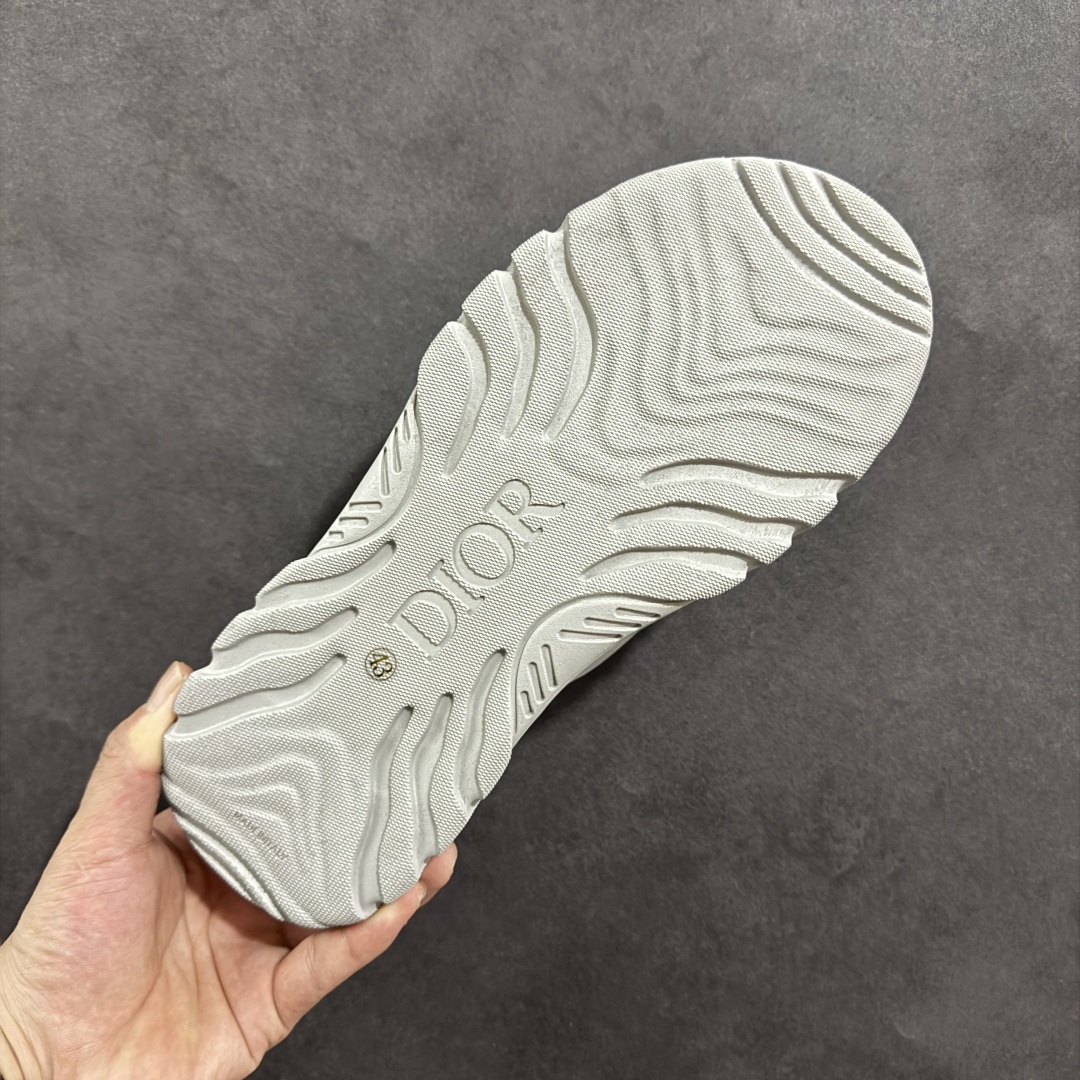 图片[9]-【广东纯原版本】Dior迪奥最新款H-Town系列Oblique厚底拖鞋凉鞋 原版购入开发做货这款DiorH-Town凉鞋致敬运动风格经典标识，彰显Dior的高订精神。采用黑色橡胶精心制作，Oblique印花鞋面，饰以同色调牛皮革细节提升格调。橡胶鞋底融入多种元素，饰以Dior标志更显精致，彰显未来主义风格。可与短裤或牛仔裤搭配穿着，配合送专柜精美包装🛍 尺码：39 40 41 42 43 44 45-选品中心
