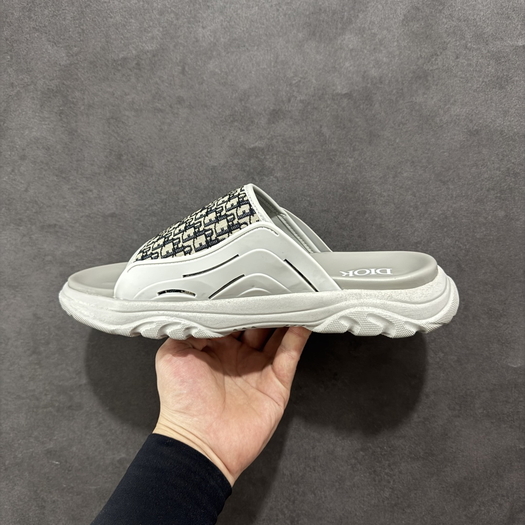 图片[2]-【广东纯原版本】Dior迪奥最新款H-Town系列Oblique厚底拖鞋凉鞋 原版购入开发做货这款DiorH-Town凉鞋致敬运动风格经典标识，彰显Dior的高订精神。采用黑色橡胶精心制作，Oblique印花鞋面，饰以同色调牛皮革细节提升格调。橡胶鞋底融入多种元素，饰以Dior标志更显精致，彰显未来主义风格。可与短裤或牛仔裤搭配穿着，配合送专柜精美包装🛍 尺码：39 40 41 42 43 44 45-选品中心