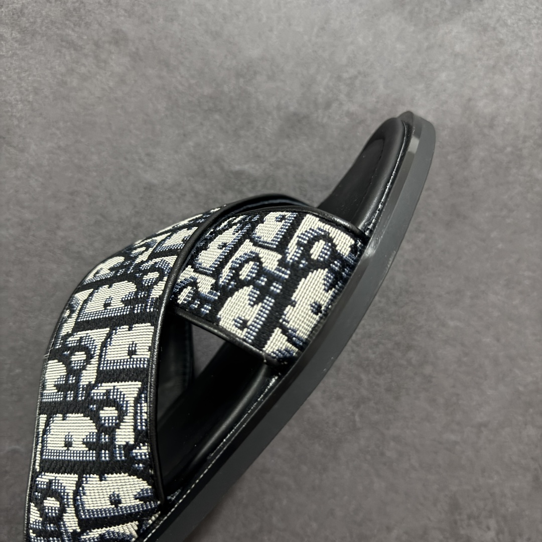 图片[5]-【广东纯原版本】DiorAlias凉鞋2024新品，彰显休闲高雅的风范。采用米色粒面牛皮革精心制作，交叉带设计，真皮大底区别市场的超迁。皮革和橡胶鞋底更显精致，舒适非凡，饰以Oblique印花效果防滑镶片提升格调，可与本季各式休闲造型轻松搭配。 大底黑色橡胶外底搭配Oblique印花效果防滑镶片 ✅配原版专柜包装 尺码：39404142434445-选品中心