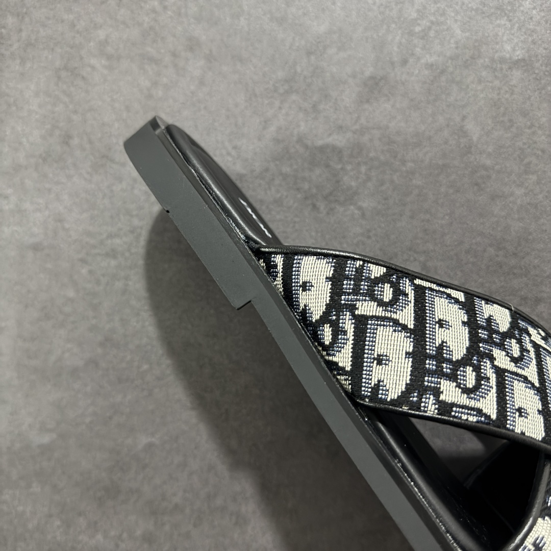 图片[6]-【广东纯原版本】DiorAlias凉鞋2024新品，彰显休闲高雅的风范。采用米色粒面牛皮革精心制作，交叉带设计，真皮大底区别市场的超迁。皮革和橡胶鞋底更显精致，舒适非凡，饰以Oblique印花效果防滑镶片提升格调，可与本季各式休闲造型轻松搭配。 大底黑色橡胶外底搭配Oblique印花效果防滑镶片 ✅配原版专柜包装 尺码：39404142434445-选品中心