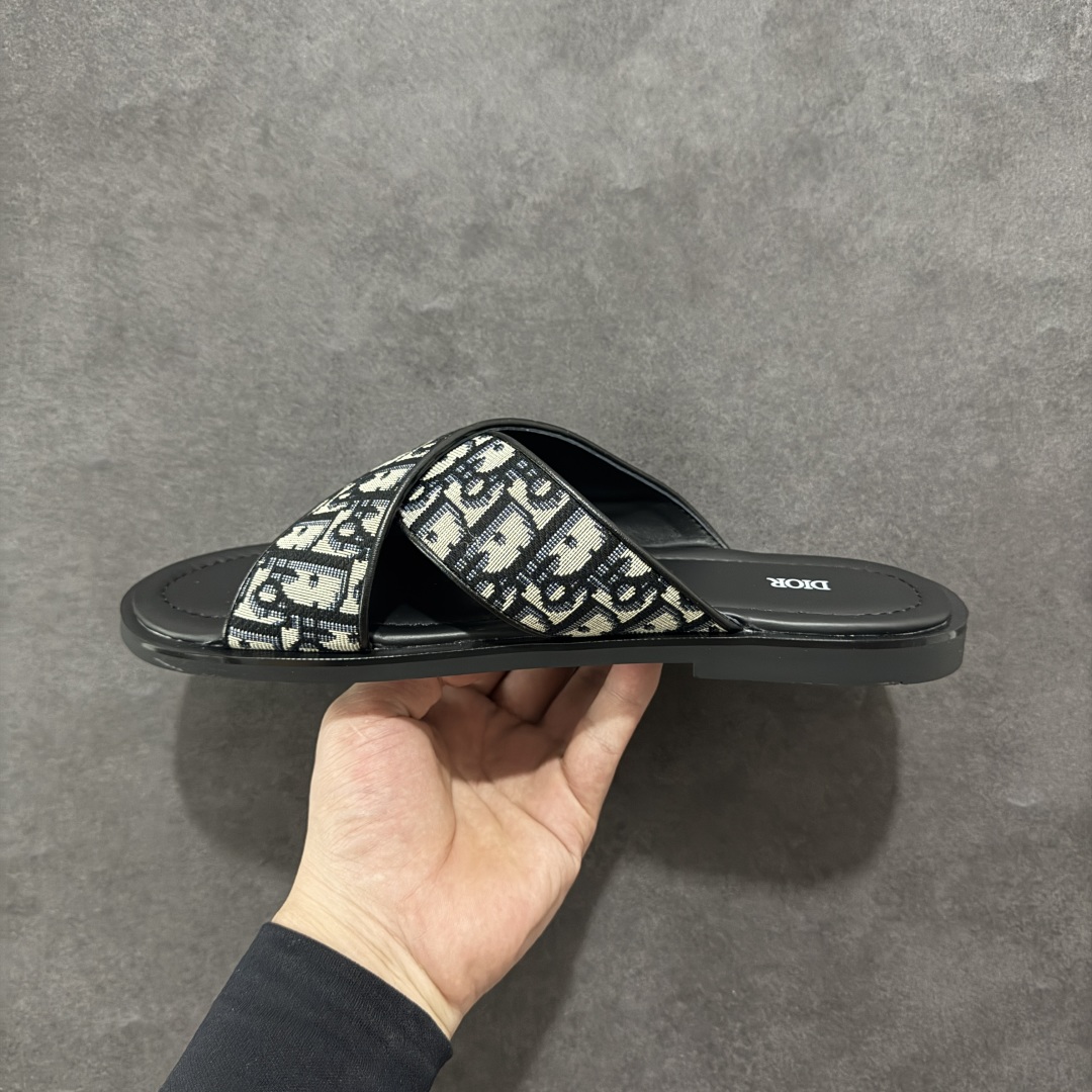 图片[2]-【广东纯原版本】DiorAlias凉鞋2024新品，彰显休闲高雅的风范。采用米色粒面牛皮革精心制作，交叉带设计，真皮大底区别市场的超迁。皮革和橡胶鞋底更显精致，舒适非凡，饰以Oblique印花效果防滑镶片提升格调，可与本季各式休闲造型轻松搭配。 大底黑色橡胶外底搭配Oblique印花效果防滑镶片 ✅配原版专柜包装 尺码：39404142434445-选品中心