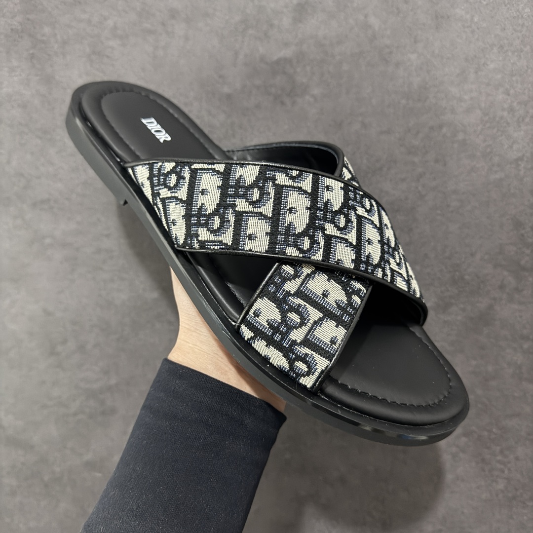 图片[3]-【广东纯原版本】DiorAlias凉鞋2024新品，彰显休闲高雅的风范。采用米色粒面牛皮革精心制作，交叉带设计，真皮大底区别市场的超迁。皮革和橡胶鞋底更显精致，舒适非凡，饰以Oblique印花效果防滑镶片提升格调，可与本季各式休闲造型轻松搭配。 大底黑色橡胶外底搭配Oblique印花效果防滑镶片 ✅配原版专柜包装 尺码：39404142434445-选品中心