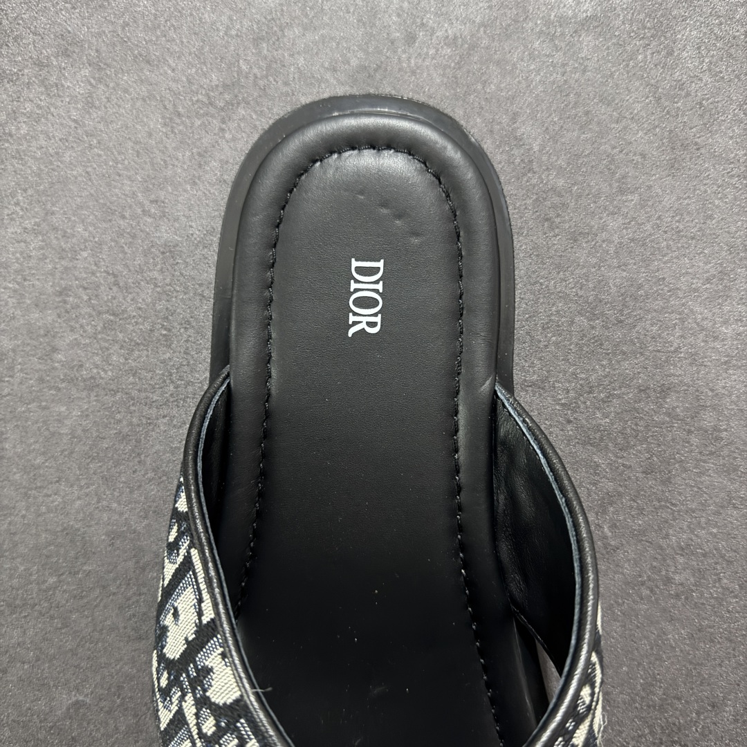 图片[7]-【广东纯原版本】DiorAlias凉鞋2024新品，彰显休闲高雅的风范。采用米色粒面牛皮革精心制作，交叉带设计，真皮大底区别市场的超迁。皮革和橡胶鞋底更显精致，舒适非凡，饰以Oblique印花效果防滑镶片提升格调，可与本季各式休闲造型轻松搭配。 大底黑色橡胶外底搭配Oblique印花效果防滑镶片 ✅配原版专柜包装 尺码：39404142434445-选品中心