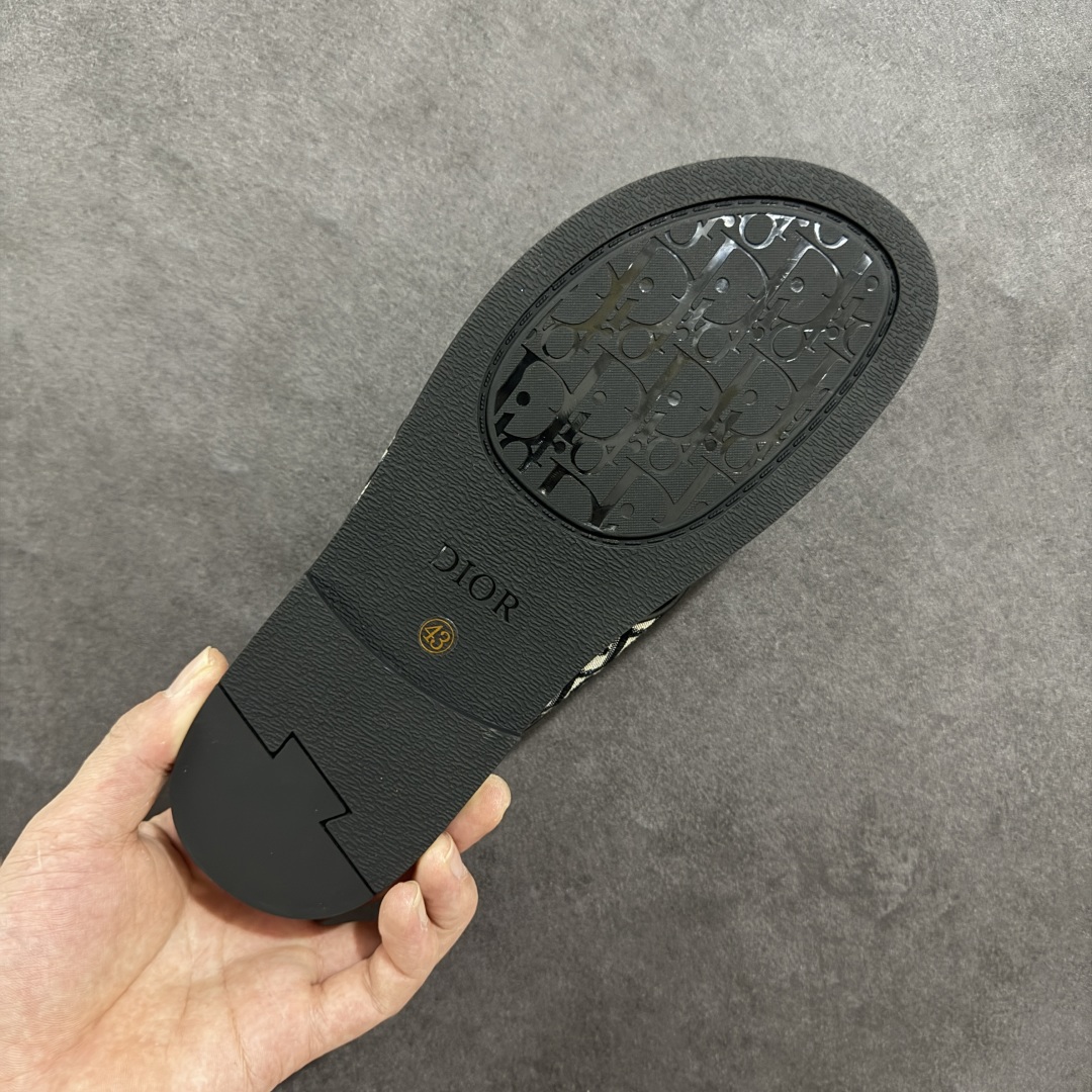 图片[9]-【广东纯原版本】DiorAlias凉鞋2024新品，彰显休闲高雅的风范。采用米色粒面牛皮革精心制作，交叉带设计，真皮大底区别市场的超迁。皮革和橡胶鞋底更显精致，舒适非凡，饰以Oblique印花效果防滑镶片提升格调，可与本季各式休闲造型轻松搭配。 大底黑色橡胶外底搭配Oblique印花效果防滑镶片 ✅配原版专柜包装 尺码：39404142434445-选品中心