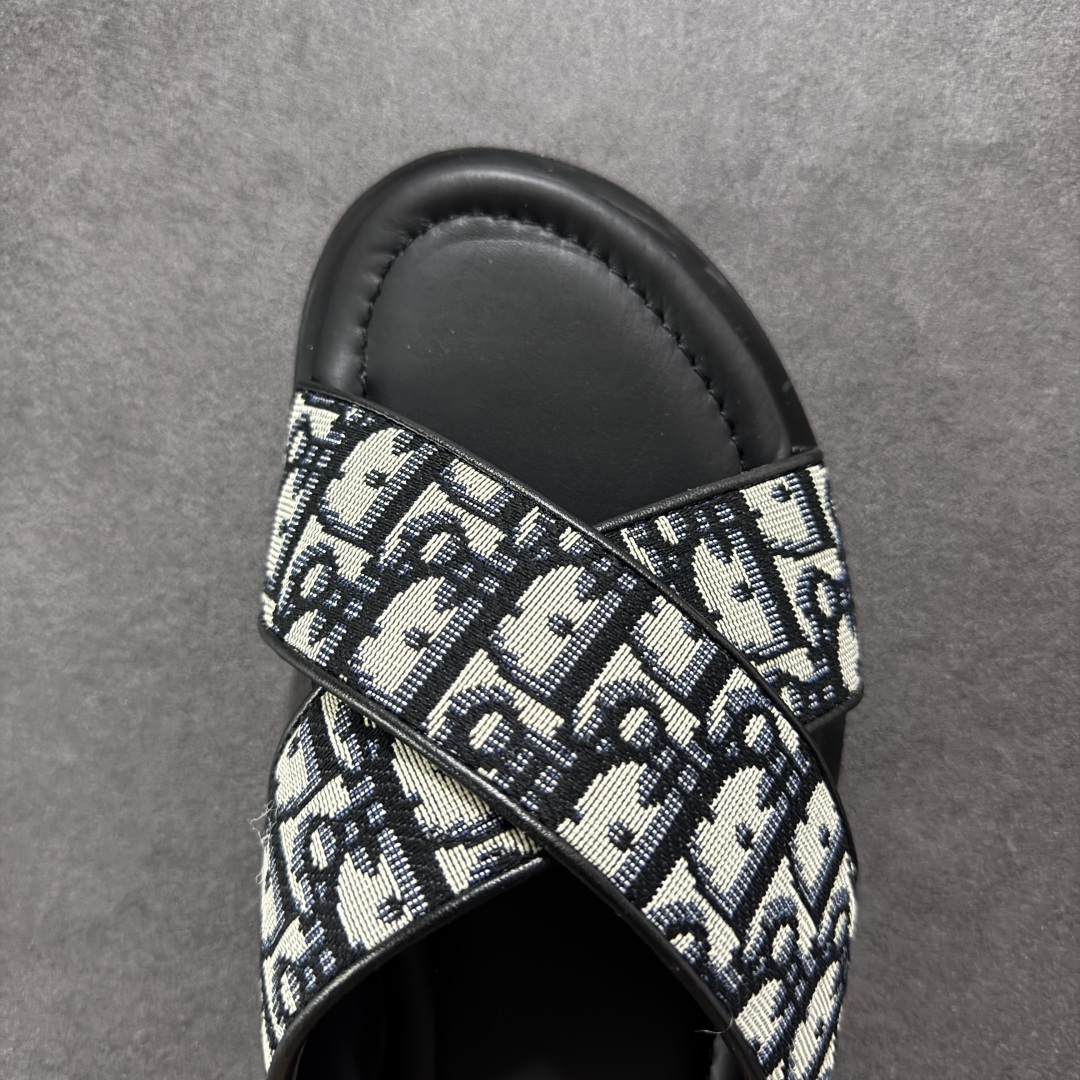 图片[8]-【广东纯原版本】DiorAlias凉鞋2024新品，彰显休闲高雅的风范。采用米色粒面牛皮革精心制作，交叉带设计，真皮大底区别市场的超迁。皮革和橡胶鞋底更显精致，舒适非凡，饰以Oblique印花效果防滑镶片提升格调，可与本季各式休闲造型轻松搭配。 大底黑色橡胶外底搭配Oblique印花效果防滑镶片 ✅配原版专柜包装 尺码：39404142434445-选品中心