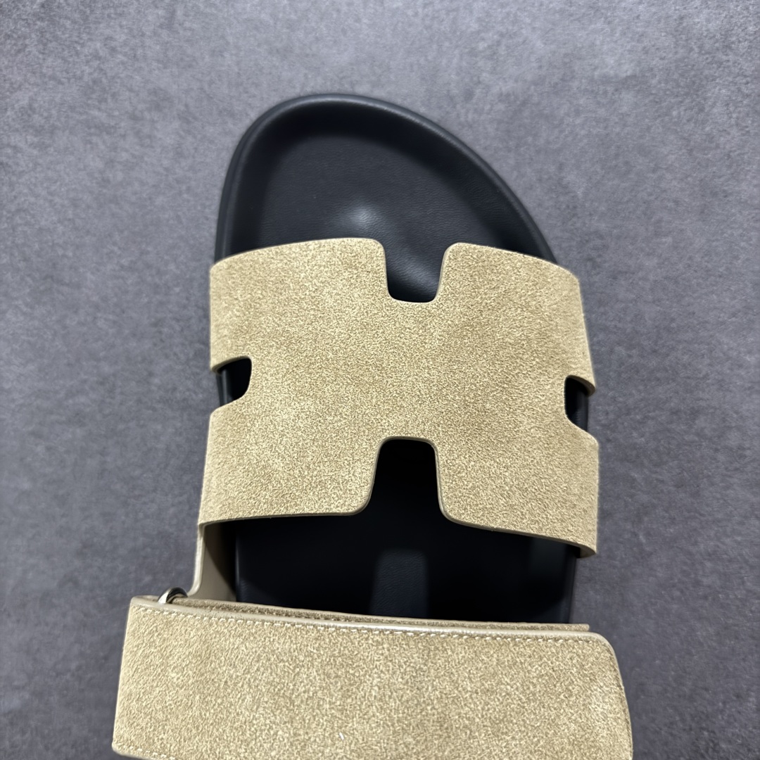 图片[8]-【广东纯原版本】爱马仕 东莞顶级版本 原版一比一开发 HERMES 爱马仕 Chypre 平底一字拖鞋 经典系列2025 最新经典款拖鞋 经典皮面/呢绒/牛津面 今年绝比小爆款系列 高端零售可主推款。 原版一比一开发 专柜正品以发售 平台开始预售已上架，Zp 7000-10000+ 总计20个配色 首批3个配色已出货 大家放心选购 品质超赞👍 全鞋全真牛皮 私模独立开发原大底 市场独家 压花工艺 几乎接近一致 全套专柜一致包装。 男码先出 女码随后 尺码：39 40 41 42 43 44 45 46-选品中心