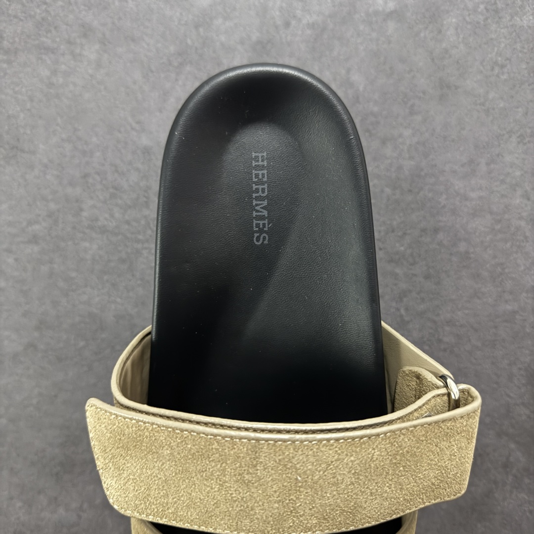 图片[7]-【广东纯原版本】爱马仕 东莞顶级版本 原版一比一开发 HERMES 爱马仕 Chypre 平底一字拖鞋 经典系列2025 最新经典款拖鞋 经典皮面/呢绒/牛津面 今年绝比小爆款系列 高端零售可主推款。 原版一比一开发 专柜正品以发售 平台开始预售已上架，Zp 7000-10000+ 总计20个配色 首批3个配色已出货 大家放心选购 品质超赞👍 全鞋全真牛皮 私模独立开发原大底 市场独家 压花工艺 几乎接近一致 全套专柜一致包装。 男码先出 女码随后 尺码：39 40 41 42 43 44 45 46-选品中心