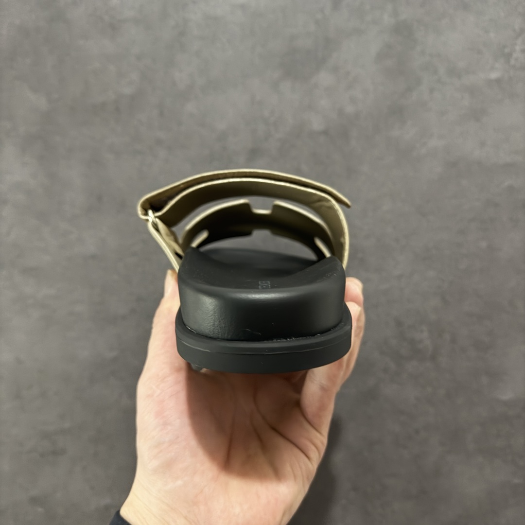 图片[4]-【广东纯原版本】爱马仕 东莞顶级版本 原版一比一开发 HERMES 爱马仕 Chypre 平底一字拖鞋 经典系列2025 最新经典款拖鞋 经典皮面/呢绒/牛津面 今年绝比小爆款系列 高端零售可主推款。 原版一比一开发 专柜正品以发售 平台开始预售已上架，Zp 7000-10000+ 总计20个配色 首批3个配色已出货 大家放心选购 品质超赞👍 全鞋全真牛皮 私模独立开发原大底 市场独家 压花工艺 几乎接近一致 全套专柜一致包装。 男码先出 女码随后 尺码：39 40 41 42 43 44 45 46-选品中心