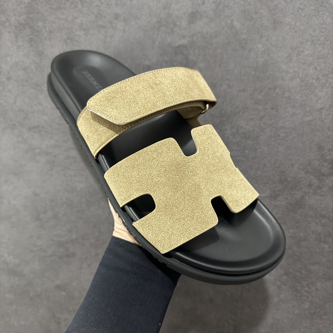 图片[3]-【广东纯原版本】爱马仕 东莞顶级版本 原版一比一开发 HERMES 爱马仕 Chypre 平底一字拖鞋 经典系列2025 最新经典款拖鞋 经典皮面/呢绒/牛津面 今年绝比小爆款系列 高端零售可主推款。 原版一比一开发 专柜正品以发售 平台开始预售已上架，Zp 7000-10000+ 总计20个配色 首批3个配色已出货 大家放心选购 品质超赞👍 全鞋全真牛皮 私模独立开发原大底 市场独家 压花工艺 几乎接近一致 全套专柜一致包装。 男码先出 女码随后 尺码：39 40 41 42 43 44 45 46-选品中心