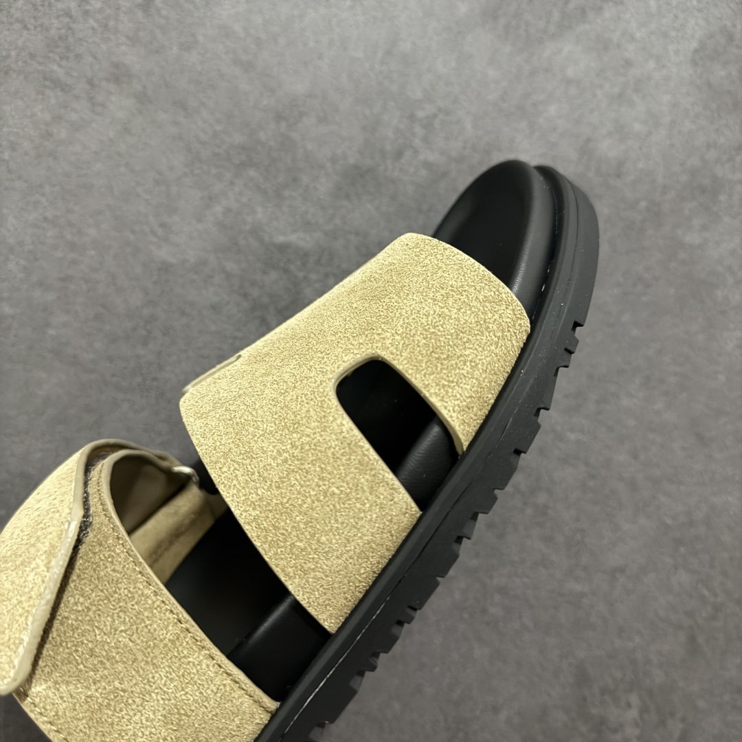 图片[5]-【广东纯原版本】爱马仕 东莞顶级版本 原版一比一开发 HERMES 爱马仕 Chypre 平底一字拖鞋 经典系列2025 最新经典款拖鞋 经典皮面/呢绒/牛津面 今年绝比小爆款系列 高端零售可主推款。 原版一比一开发 专柜正品以发售 平台开始预售已上架，Zp 7000-10000+ 总计20个配色 首批3个配色已出货 大家放心选购 品质超赞👍 全鞋全真牛皮 私模独立开发原大底 市场独家 压花工艺 几乎接近一致 全套专柜一致包装。 男码先出 女码随后 尺码：39 40 41 42 43 44 45 46-选品中心