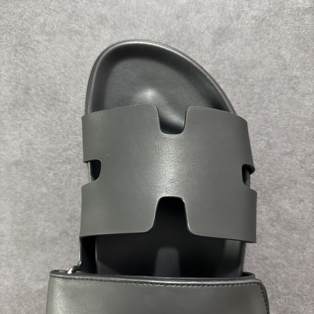 图片[8]-【广东纯原版本】爱马仕 东莞顶级版本 原版一比一开发 HERMES 爱马仕 Chypre 平底一字拖鞋 经典系列2025 最新经典款拖鞋 经典皮面/呢绒/牛津面 今年绝比小爆款系列 高端零售可主推款。 原版一比一开发 专柜正品以发售 平台开始预售已上架，Zp 7000-10000+ 总计20个配色 首批3个配色已出货 大家放心选购 品质超赞👍 全鞋全真牛皮 私模独立开发原大底 市场独家 压花工艺 几乎接近一致 全套专柜一致包装。 男码先出 女码随后 尺码：39 40 41 42 43 44 45 46-选品中心