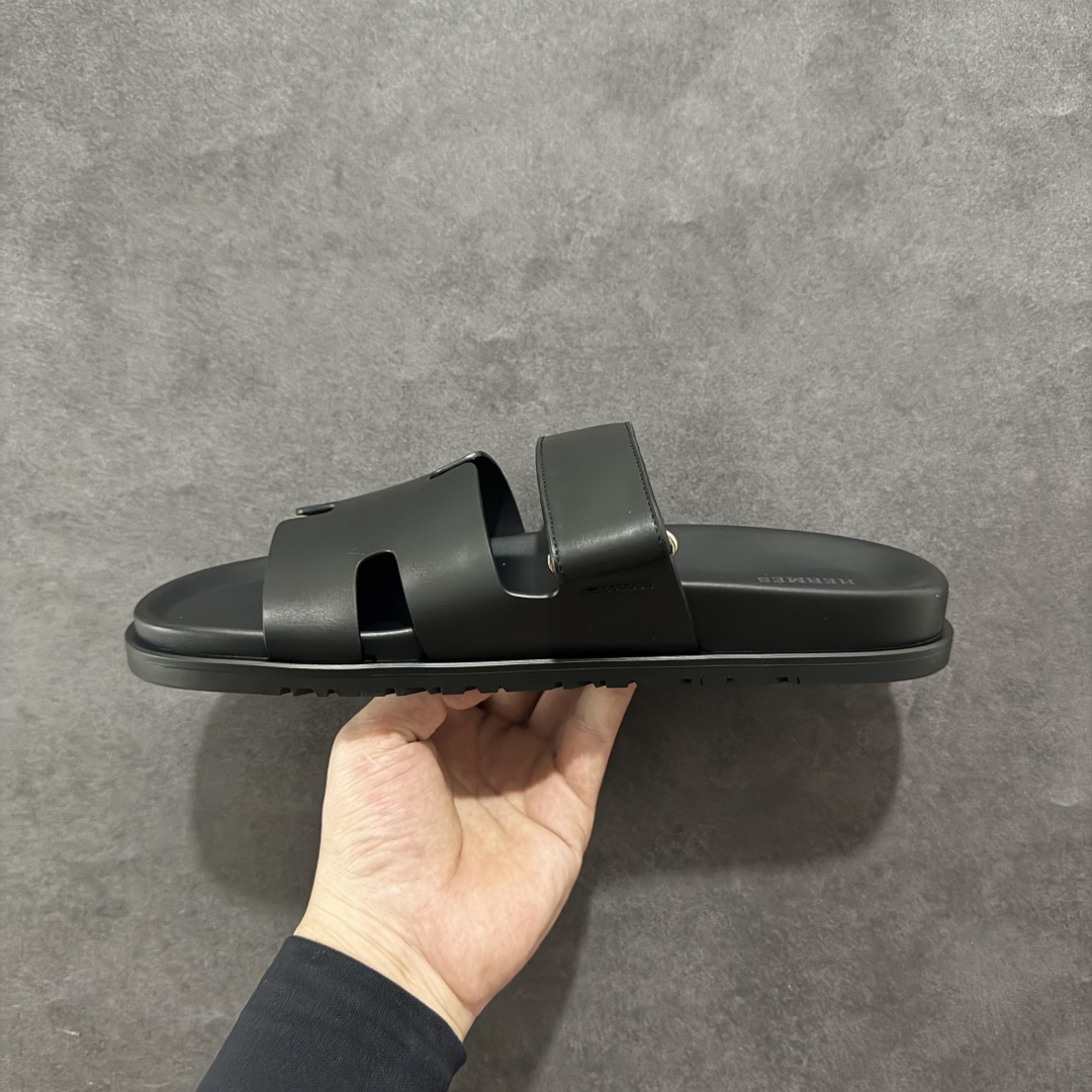 图片[2]-【广东纯原版本】爱马仕 东莞顶级版本 原版一比一开发 HERMES 爱马仕 Chypre 平底一字拖鞋 经典系列2025 最新经典款拖鞋 经典皮面/呢绒/牛津面 今年绝比小爆款系列 高端零售可主推款。 原版一比一开发 专柜正品以发售 平台开始预售已上架，Zp 7000-10000+ 总计20个配色 首批3个配色已出货 大家放心选购 品质超赞👍 全鞋全真牛皮 私模独立开发原大底 市场独家 压花工艺 几乎接近一致 全套专柜一致包装。 男码先出 女码随后 尺码：39 40 41 42 43 44 45 46-选品中心