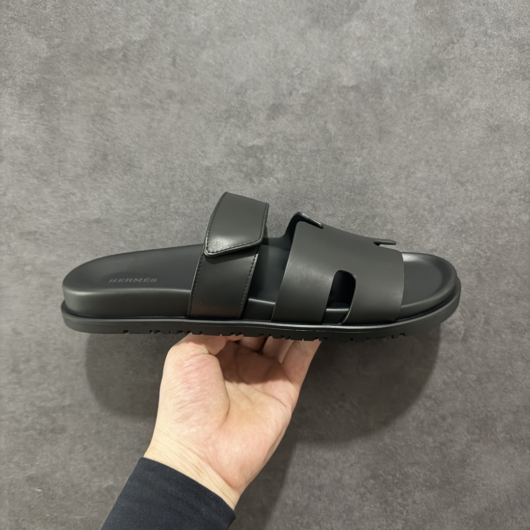 【广东纯原版本】爱马仕 东莞顶级版本 原版一比一开发 HERMES 爱马仕 Chypre 平底一字拖鞋 经典系列2025 最新经典款拖鞋 经典皮面/呢绒/牛津面 今年绝比小爆款系列 高端零售可主推款。 原版一比一开发 专柜正品以发售 平台开始预售已上架,Zp 7000-10000+ 总计20个配色 首批3个配色已出货 大家放心选购 品质超赞👍 全鞋全真牛皮 私模独立开发原大底 市场独家 压花工艺 几乎接近一致 全套专柜一致包装。 男码先出 女码随后 尺码:39 40 41 42 43 44 45 46-选品中心