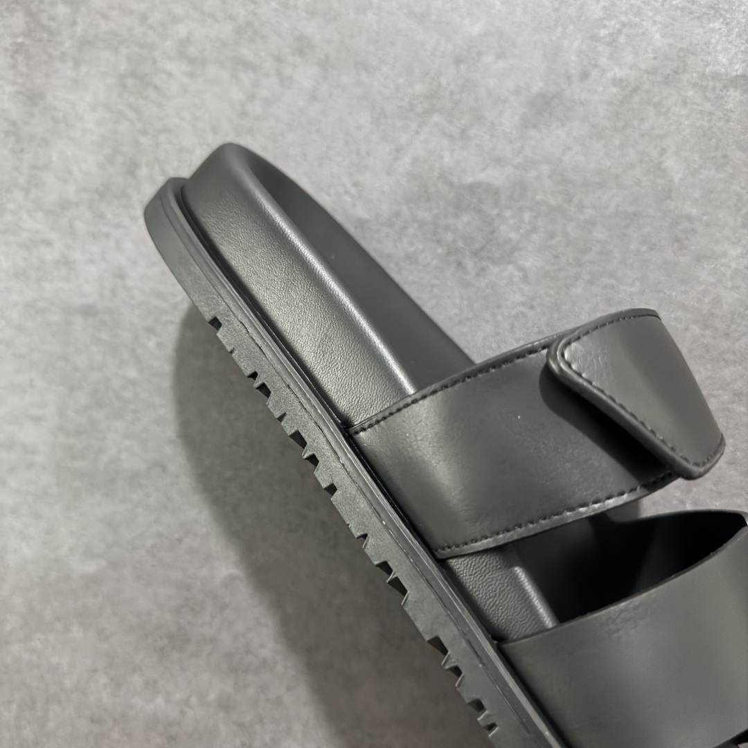 图片[6]-【广东纯原版本】爱马仕 东莞顶级版本 原版一比一开发 HERMES 爱马仕 Chypre 平底一字拖鞋 经典系列2025 最新经典款拖鞋 经典皮面/呢绒/牛津面 今年绝比小爆款系列 高端零售可主推款。 原版一比一开发 专柜正品以发售 平台开始预售已上架，Zp 7000-10000+ 总计20个配色 首批3个配色已出货 大家放心选购 品质超赞👍 全鞋全真牛皮 私模独立开发原大底 市场独家 压花工艺 几乎接近一致 全套专柜一致包装。 男码先出 女码随后 尺码：39 40 41 42 43 44 45 46-选品中心