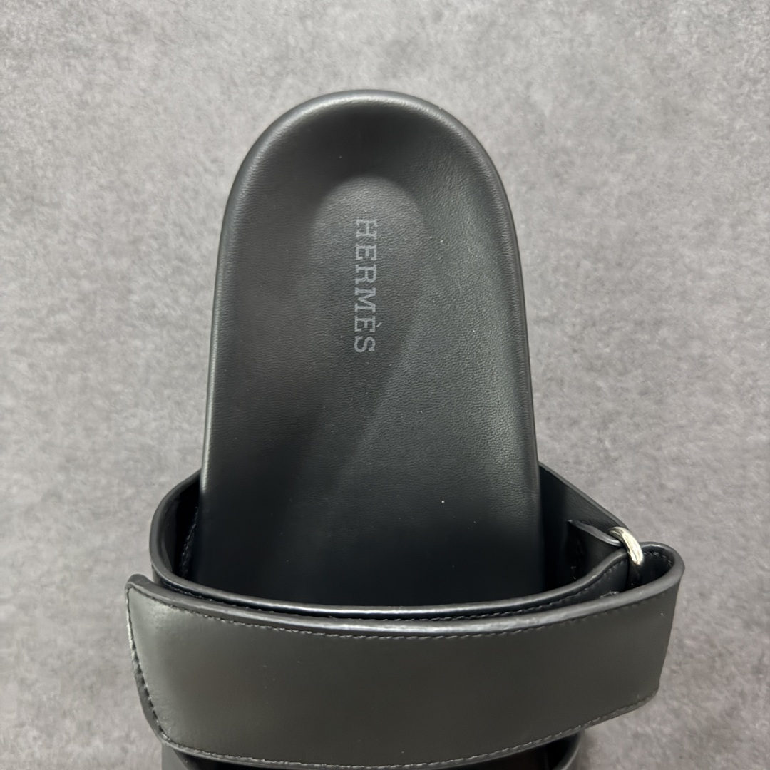 图片[7]-【广东纯原版本】爱马仕 东莞顶级版本 原版一比一开发 HERMES 爱马仕 Chypre 平底一字拖鞋 经典系列2025 最新经典款拖鞋 经典皮面/呢绒/牛津面 今年绝比小爆款系列 高端零售可主推款。 原版一比一开发 专柜正品以发售 平台开始预售已上架，Zp 7000-10000+ 总计20个配色 首批3个配色已出货 大家放心选购 品质超赞👍 全鞋全真牛皮 私模独立开发原大底 市场独家 压花工艺 几乎接近一致 全套专柜一致包装。 男码先出 女码随后 尺码：39 40 41 42 43 44 45 46-选品中心