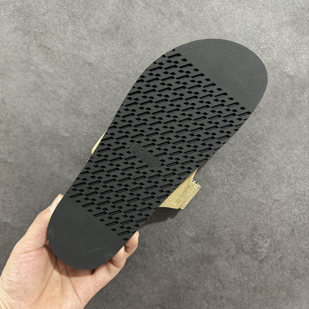 图片[9]-【广东纯原版本】爱马仕 东莞顶级版本 原版一比一开发 HERMES 爱马仕 Chypre 平底一字拖鞋 经典系列2025 最新经典款拖鞋 经典皮面/呢绒/牛津面 今年绝比小爆款系列 高端零售可主推款。 原版一比一开发 专柜正品以发售 平台开始预售已上架，Zp 7000-10000+ 总计20个配色 首批3个配色已出货 大家放心选购 品质超赞👍 全鞋全真牛皮 私模独立开发原大底 市场独家 压花工艺 几乎接近一致 全套专柜一致包装。 男码先出 女码随后 尺码：39 40 41 42 43 44 45 46-选品中心