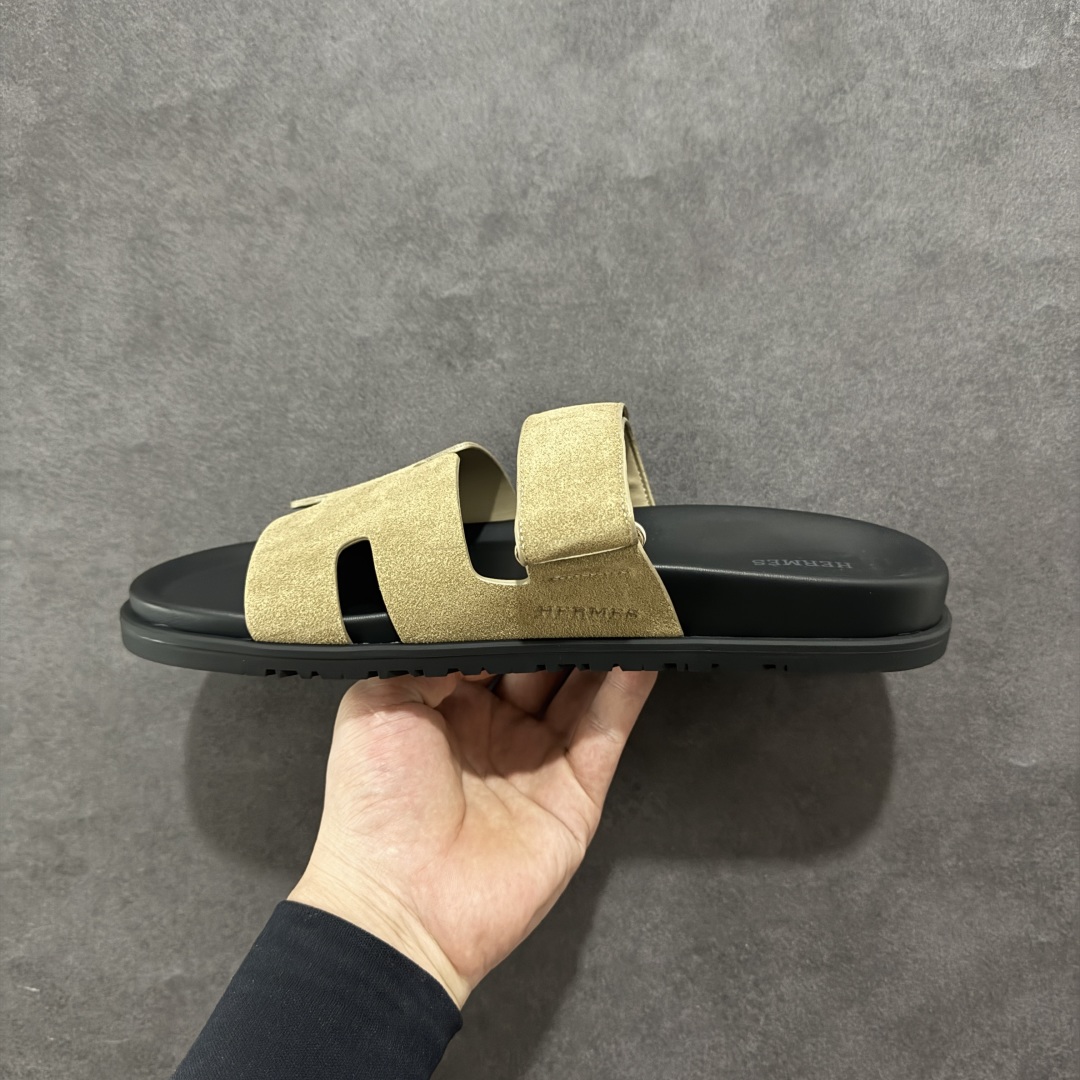 图片[2]-【广东纯原版本】爱马仕 东莞顶级版本 原版一比一开发 HERMES 爱马仕 Chypre 平底一字拖鞋 经典系列2025 最新经典款拖鞋 经典皮面/呢绒/牛津面 今年绝比小爆款系列 高端零售可主推款。 原版一比一开发 专柜正品以发售 平台开始预售已上架，Zp 7000-10000+ 总计20个配色 首批3个配色已出货 大家放心选购 品质超赞👍 全鞋全真牛皮 私模独立开发原大底 市场独家 压花工艺 几乎接近一致 全套专柜一致包装。 男码先出 女码随后 尺码：39 40 41 42 43 44 45 46-选品中心