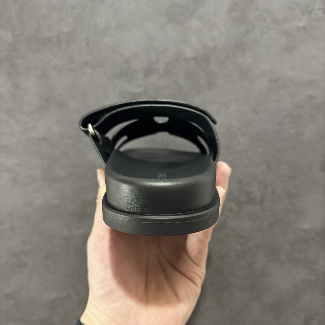 图片[4]-【广东纯原版本】爱马仕 东莞顶级版本 原版一比一开发 HERMES 爱马仕 Chypre 平底一字拖鞋 经典系列2025 最新经典款拖鞋 经典皮面/呢绒/牛津面 今年绝比小爆款系列 高端零售可主推款。 原版一比一开发 专柜正品以发售 平台开始预售已上架，Zp 7000-10000+ 总计20个配色 首批3个配色已出货 大家放心选购 品质超赞👍 全鞋全真牛皮 私模独立开发原大底 市场独家 压花工艺 几乎接近一致 全套专柜一致包装。 男码先出 女码随后 尺码：39 40 41 42 43 44 45 46-选品中心