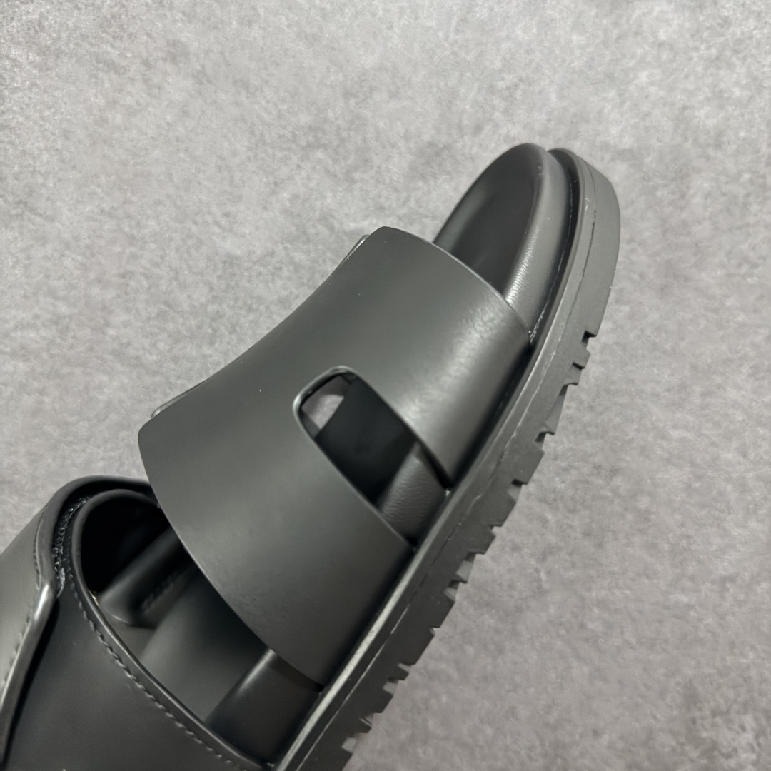 图片[5]-【广东纯原版本】爱马仕 东莞顶级版本 原版一比一开发 HERMES 爱马仕 Chypre 平底一字拖鞋 经典系列2025 最新经典款拖鞋 经典皮面/呢绒/牛津面 今年绝比小爆款系列 高端零售可主推款。 原版一比一开发 专柜正品以发售 平台开始预售已上架，Zp 7000-10000+ 总计20个配色 首批3个配色已出货 大家放心选购 品质超赞👍 全鞋全真牛皮 私模独立开发原大底 市场独家 压花工艺 几乎接近一致 全套专柜一致包装。 男码先出 女码随后 尺码：39 40 41 42 43 44 45 46-选品中心