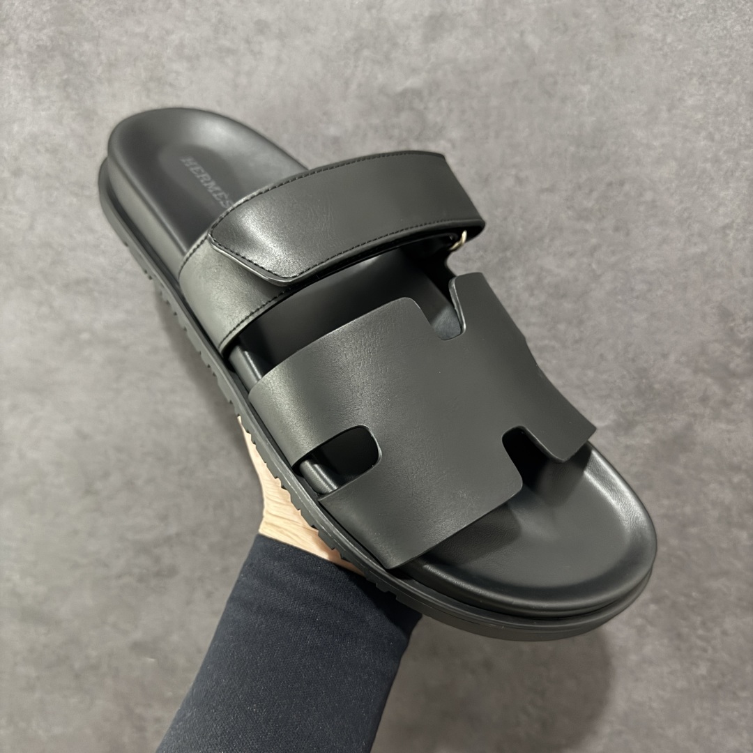 图片[3]-【广东纯原版本】爱马仕 东莞顶级版本 原版一比一开发 HERMES 爱马仕 Chypre 平底一字拖鞋 经典系列2025 最新经典款拖鞋 经典皮面/呢绒/牛津面 今年绝比小爆款系列 高端零售可主推款。 原版一比一开发 专柜正品以发售 平台开始预售已上架，Zp 7000-10000+ 总计20个配色 首批3个配色已出货 大家放心选购 品质超赞👍 全鞋全真牛皮 私模独立开发原大底 市场独家 压花工艺 几乎接近一致 全套专柜一致包装。 男码先出 女码随后 尺码：39 40 41 42 43 44 45 46-选品中心