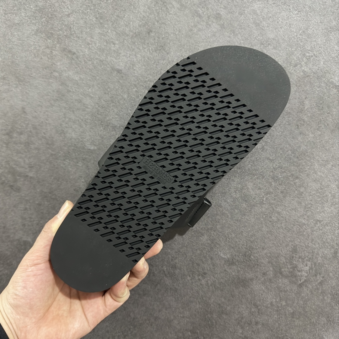 图片[9]-【广东纯原版本】爱马仕 东莞顶级版本 原版一比一开发 HERMES 爱马仕 Chypre 平底一字拖鞋 经典系列2025 最新经典款拖鞋 经典皮面/呢绒/牛津面 今年绝比小爆款系列 高端零售可主推款。 原版一比一开发 专柜正品以发售 平台开始预售已上架，Zp 7000-10000+ 总计20个配色 首批3个配色已出货 大家放心选购 品质超赞👍 全鞋全真牛皮 私模独立开发原大底 市场独家 压花工艺 几乎接近一致 全套专柜一致包装。 男码先出 女码随后 尺码：39 40 41 42 43 44 45 46-选品中心