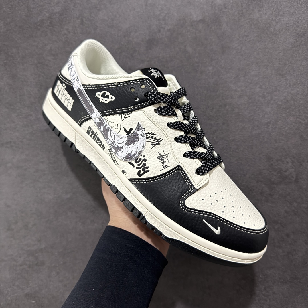 280 【定制版】Nike SB Dunk Low 斯图西联名 黑白涂鸦 周年高端定制 低帮休闲板鞋 XS6089-590